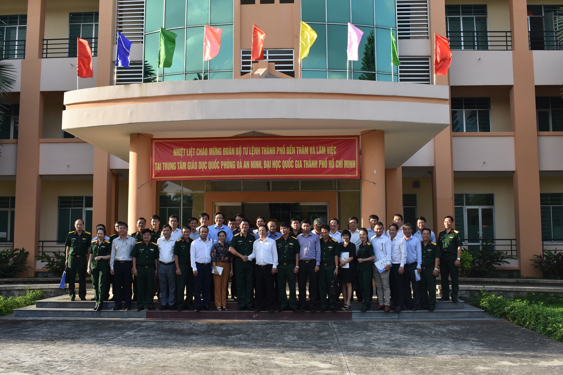 Đoàn Đại Biểu Bộ Tư Lệnh Thành Phố Hồ Chí Minh Về Tham Quan Và Làm Việc Tại Đại Học Quốc Gia Thành Phố Hồ Chí Minh