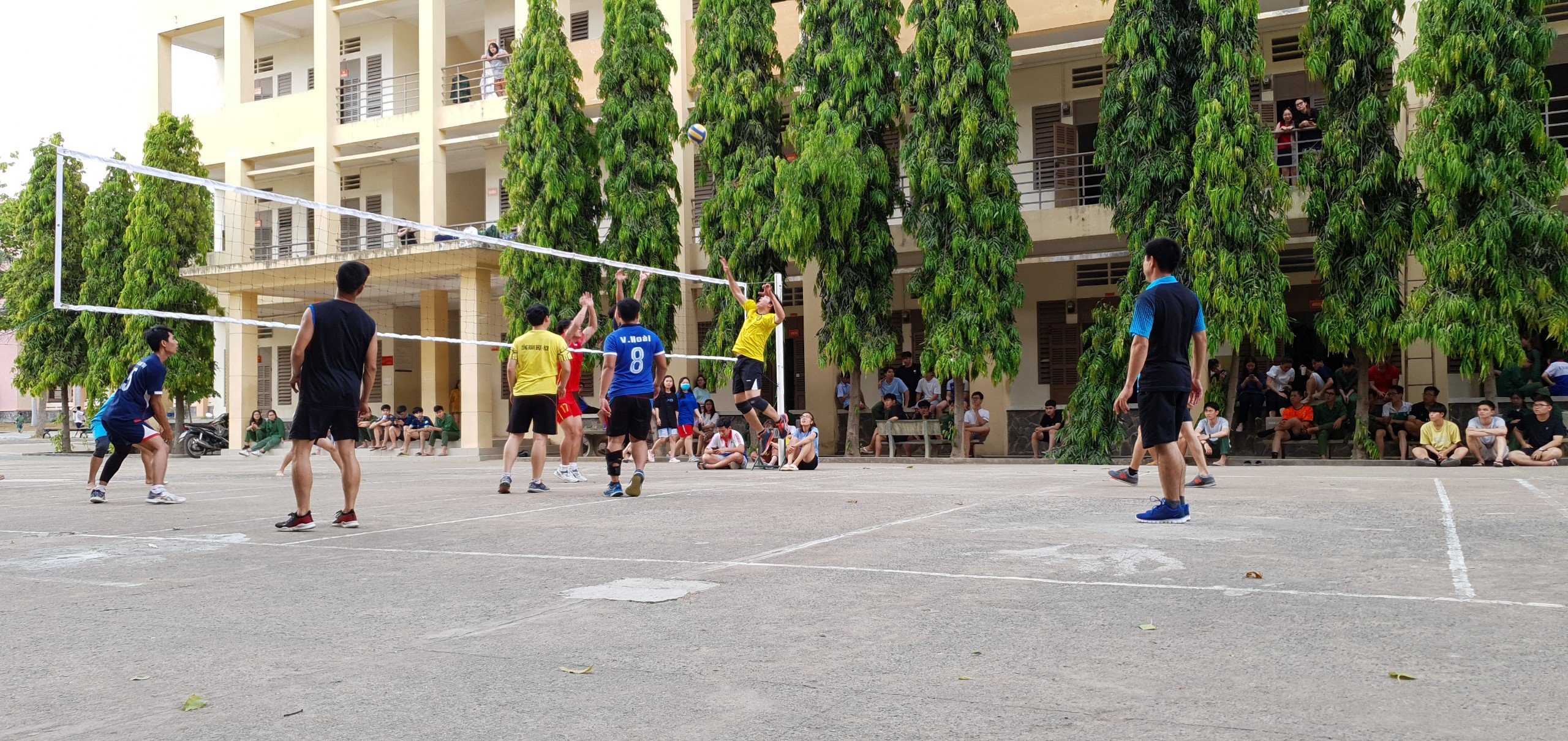 Sôi động giải bóng chuyền sinh viên khóa 395/20 Trường Đại học Kinh tế Thành phố Hồ Chí Minh