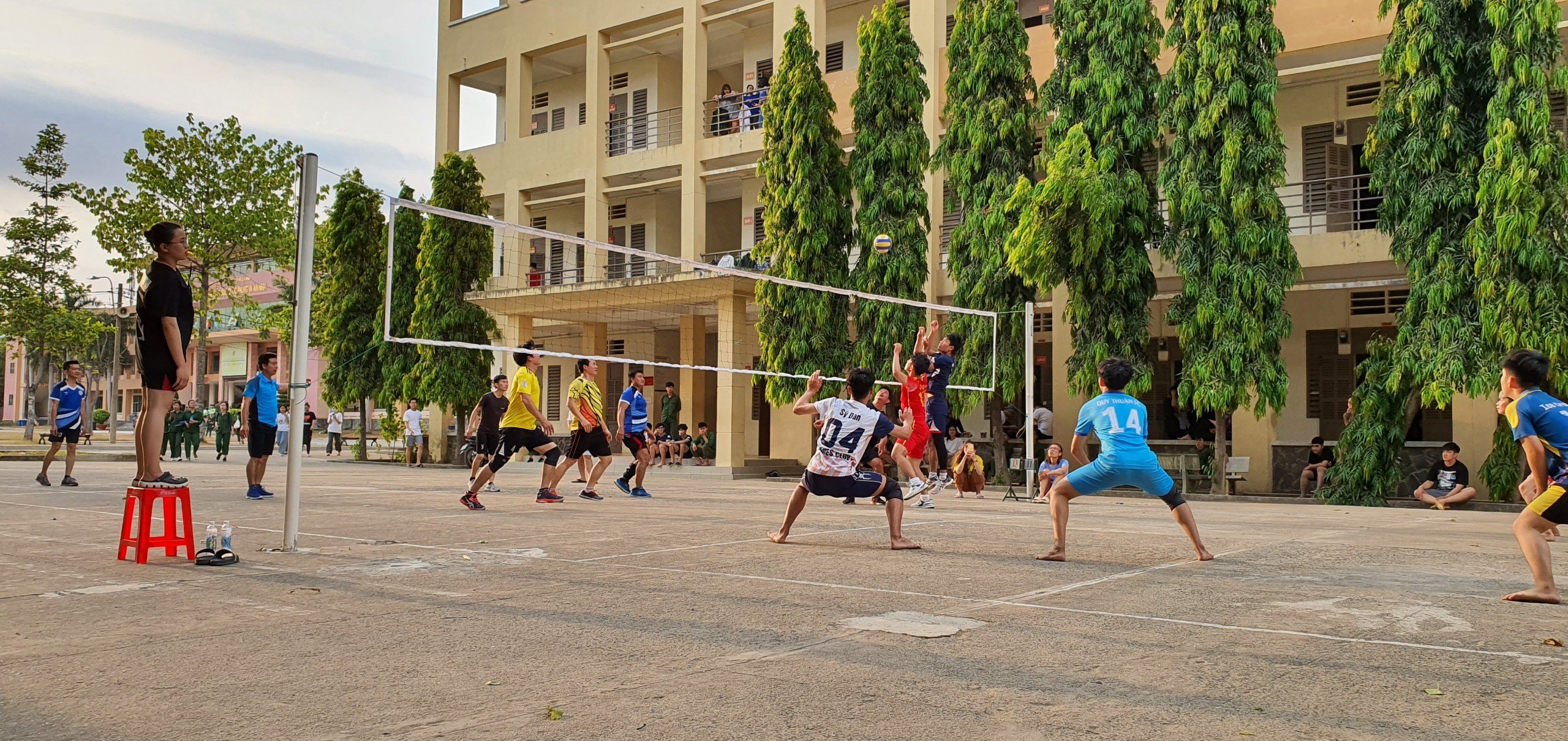 Sôi động giải bóng chuyền sinh viên khóa 395/20 Trường Đại học Kinh tế Thành phố Hồ Chí Minh