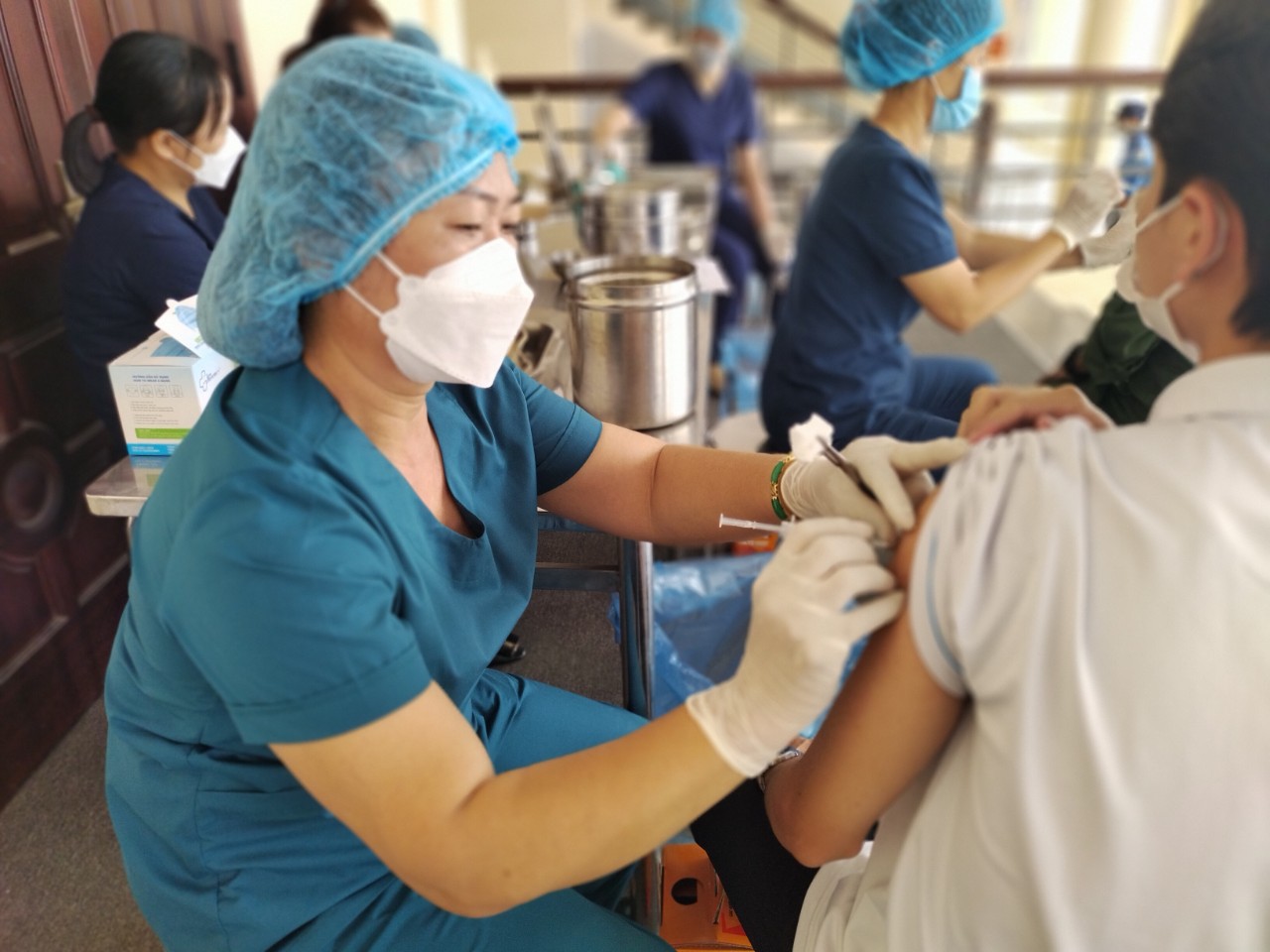 Tiêm vắc-xin phòng chống dịch Covid-19 cho sinh viên khóa 405 – Trường Đại học Bách khoa, Đại học Quốc gia Thành phố Hồ Chí Minh