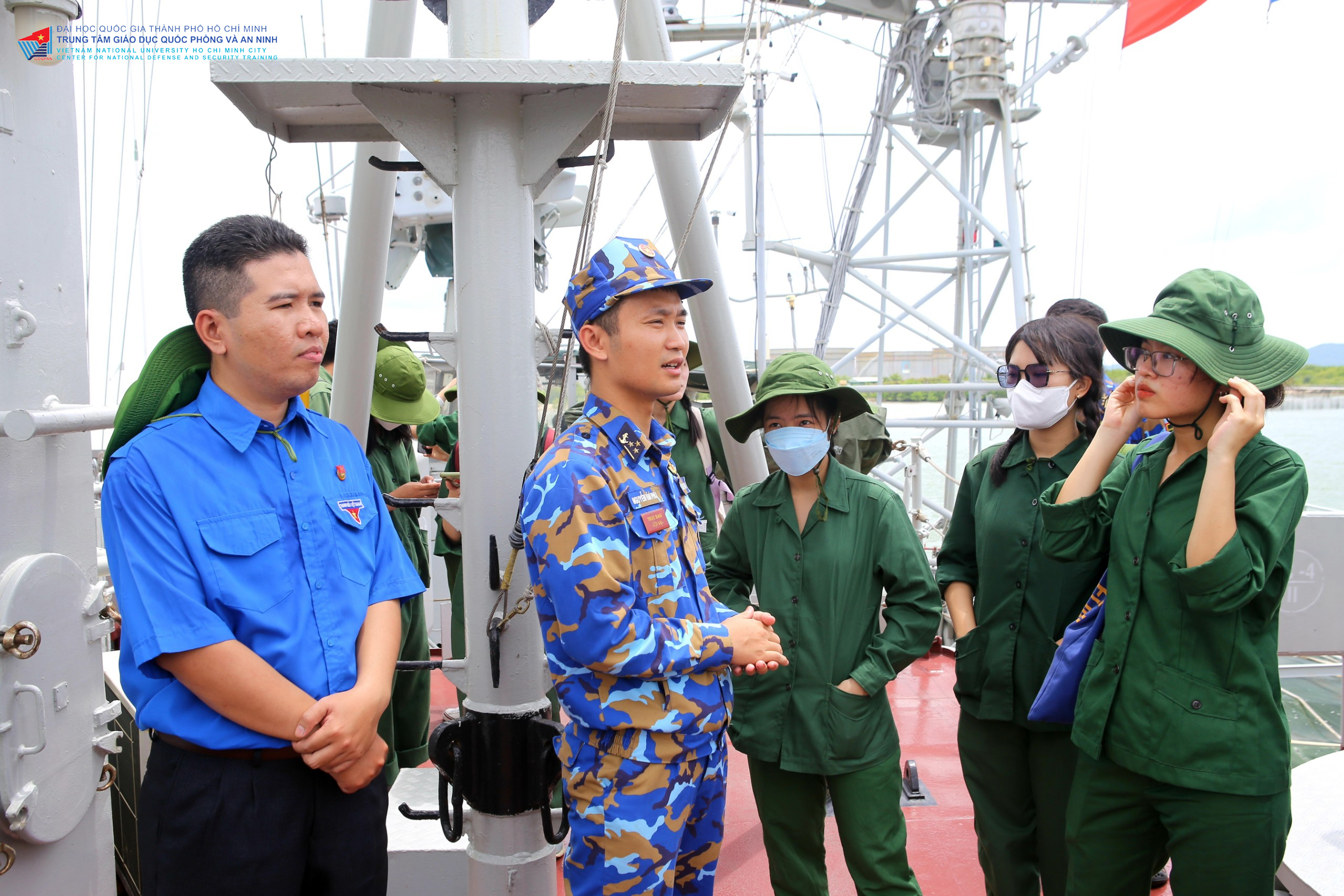Đưa việc giảng dạy, học tập môn học Giáo dục Quốc phòng và An ninh gắn liền với thực tế