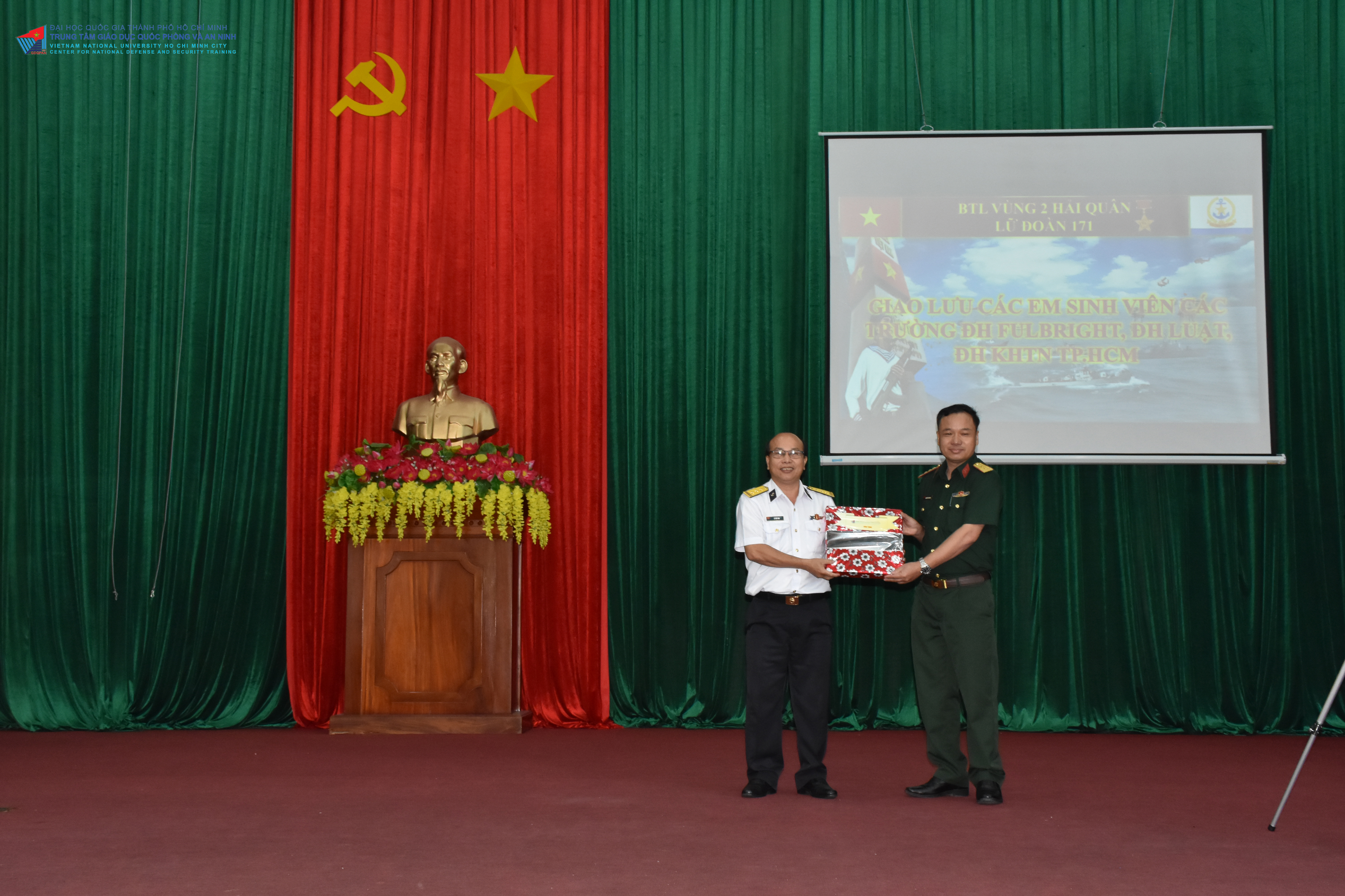 Đưa việc giảng dạy, học tập môn học Giáo dục Quốc phòng và An ninh gắn liền với thực tế