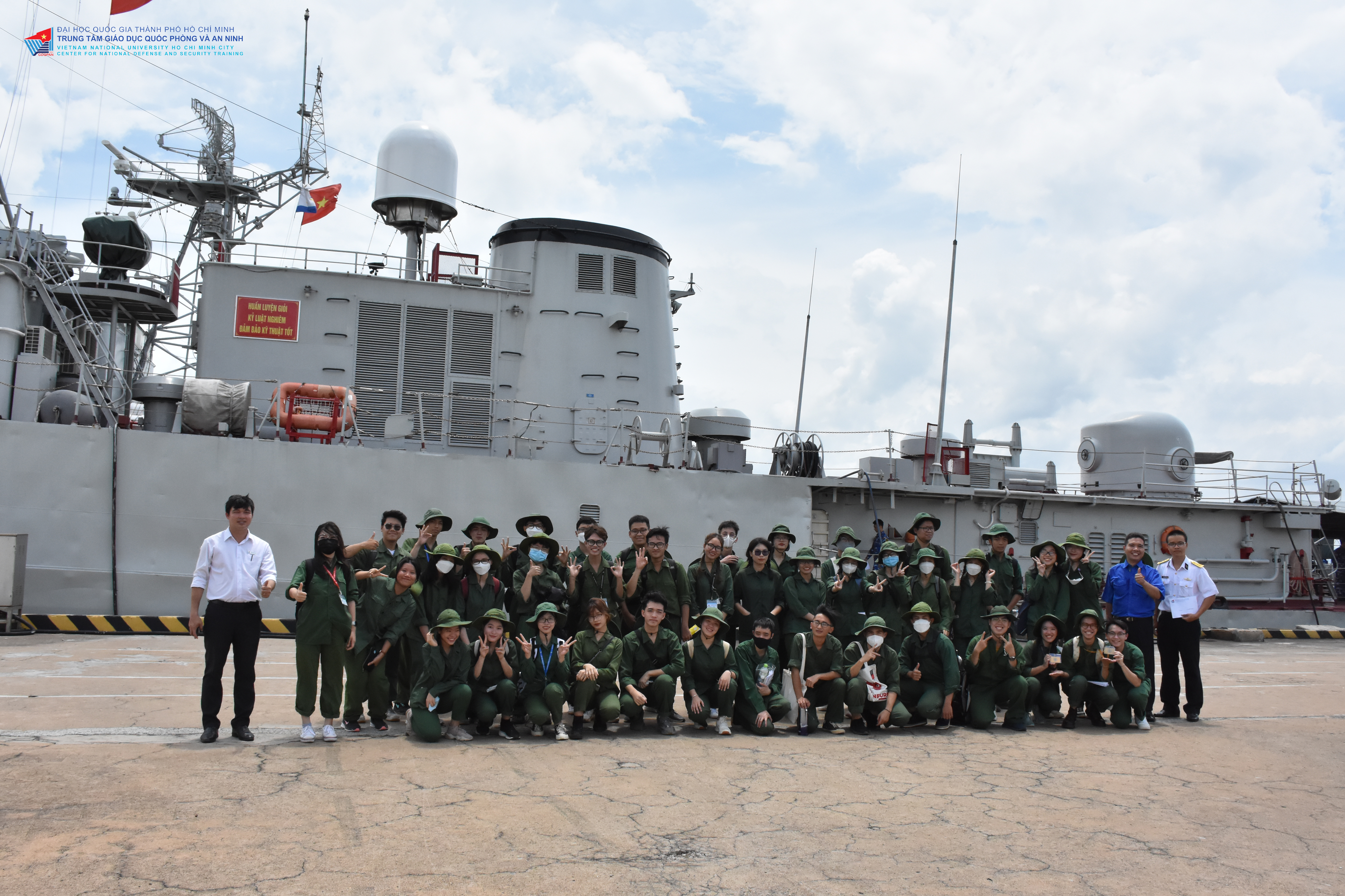 Đưa việc giảng dạy, học tập môn học Giáo dục Quốc phòng và An ninh gắn liền với thực tế