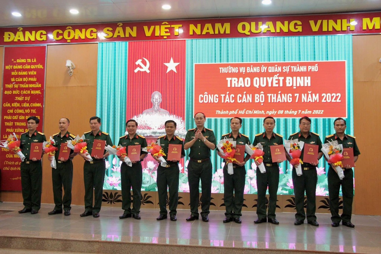 Thường vụ Đảng ủy Quân sự Thành phố Hồ Chí Minh tổ chức trao quyết định công tác cán bộ tháng 7 năm 2022