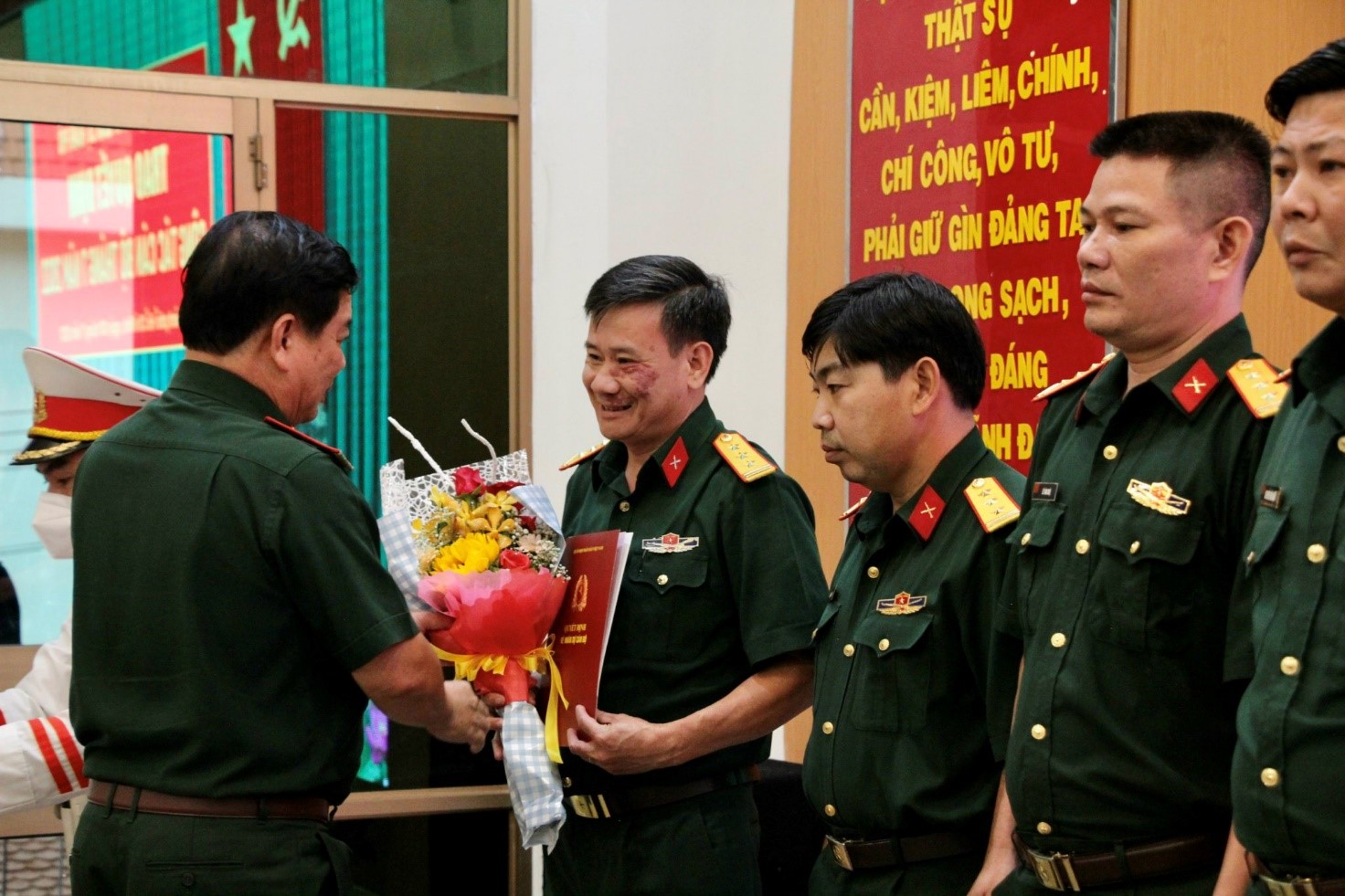 Thường vụ Đảng ủy Quân sự Thành phố Hồ Chí Minh tổ chức trao quyết định công tác cán bộ tháng 7 năm 2022
