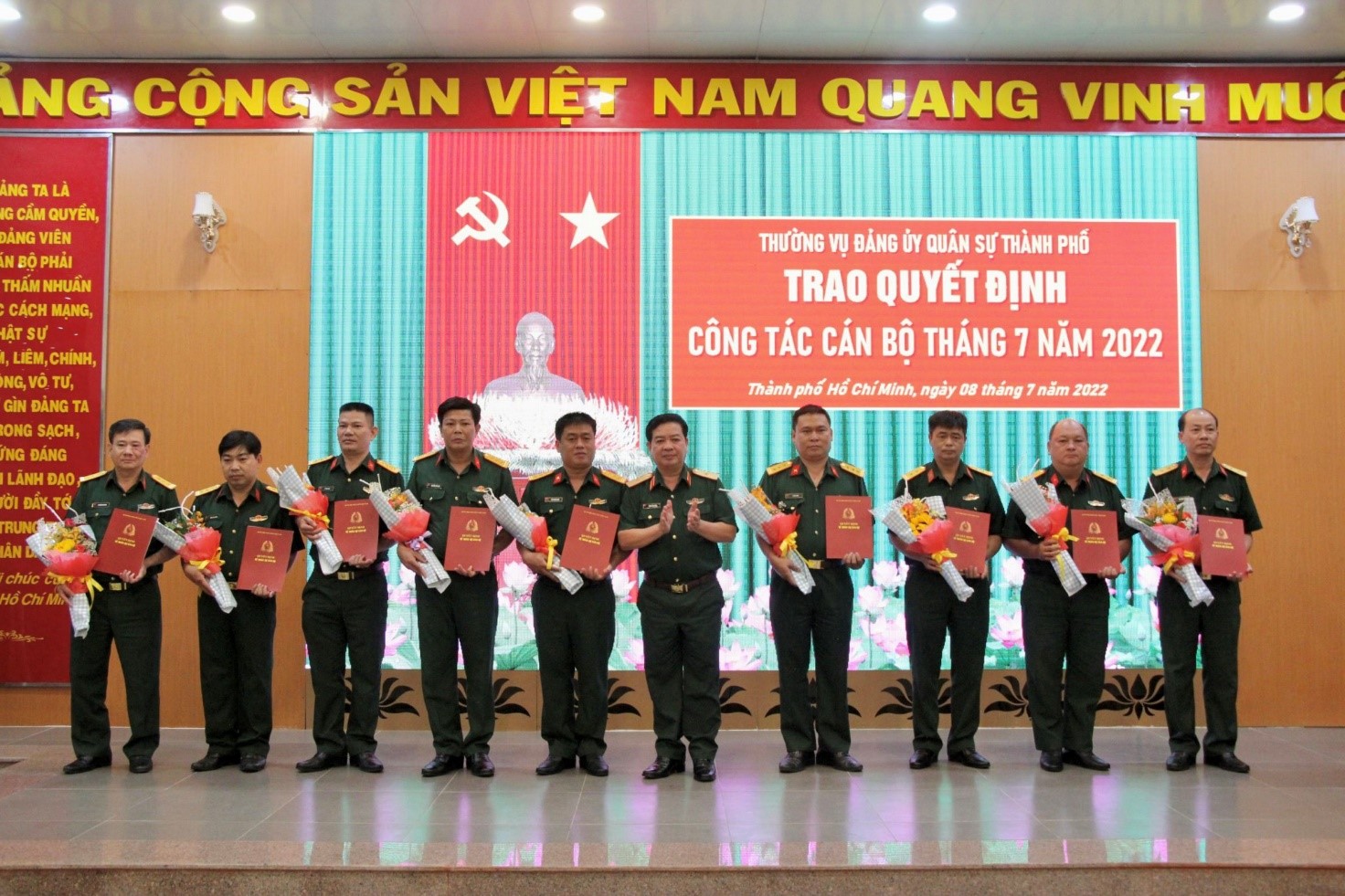 Thường vụ Đảng ủy Quân sự Thành phố Hồ Chí Minh tổ chức trao quyết định công tác cán bộ tháng 7 năm 2022