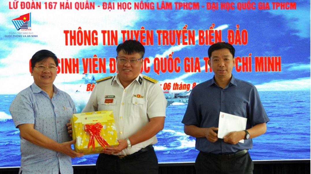 Sinh viên tham quan thực tế tại Lữ đoàn 167, Vùng 2 Hải quân