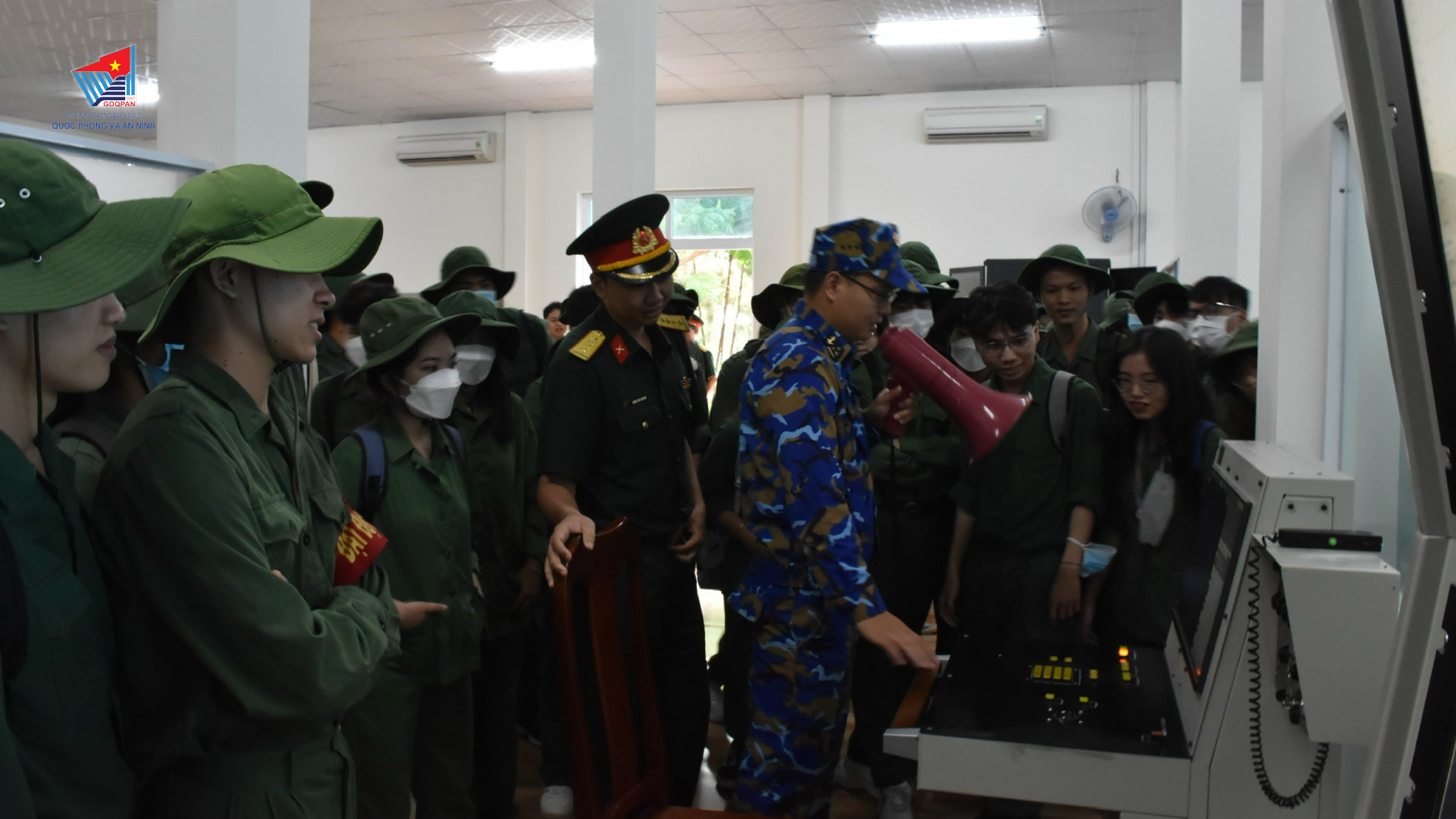 Sinh viên tham quan thực tế tại Lữ đoàn 167, Vùng 2 Hải quân