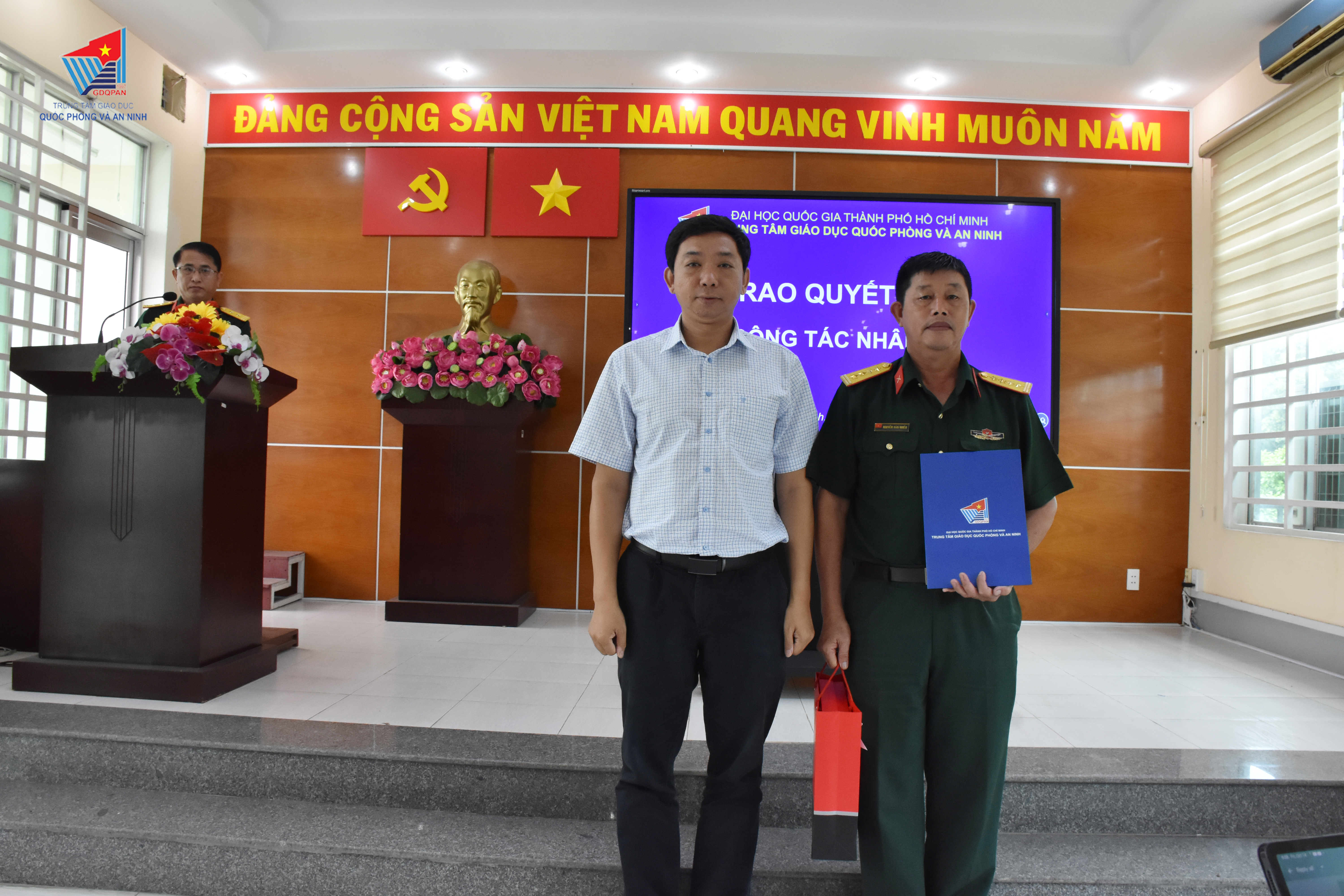 Sáng 14/10/2022 Trung tâm Giáo dục Quốc phòng và An ninh Đại học Quốc gia Thành phố Hồ Chí Minh tổ chức trao quyết định về công tác nhân sự.