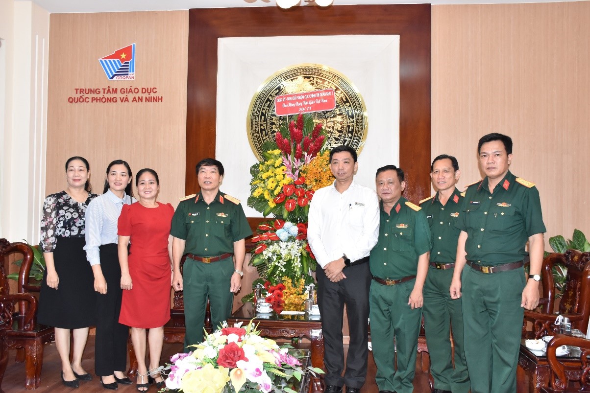 Các đoàn đại biểu đến thăm và chúc mừng Ngày Nhà giáo Việt Nam 20/11