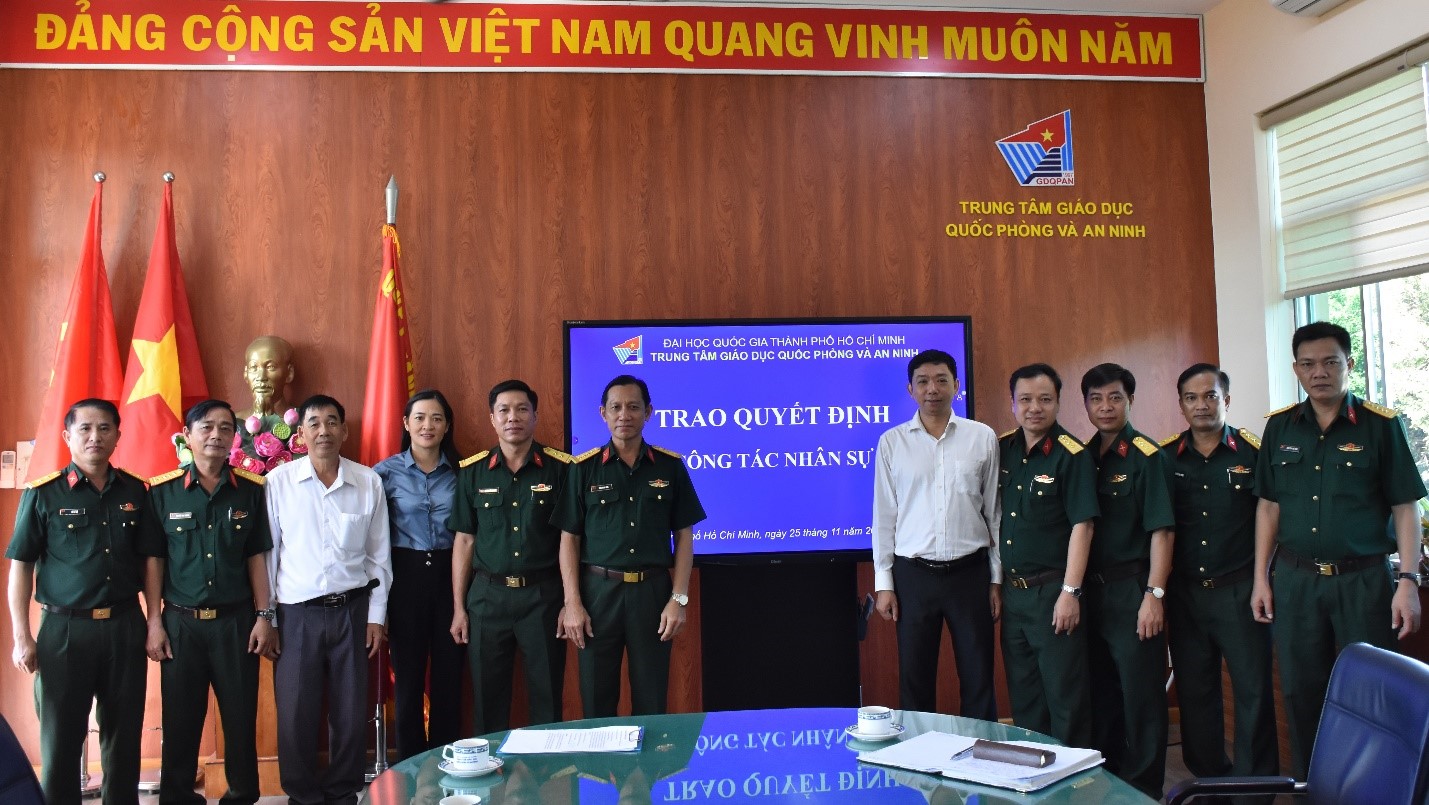 Trung tâm tổ chức trao quyết định công tác nhân sự