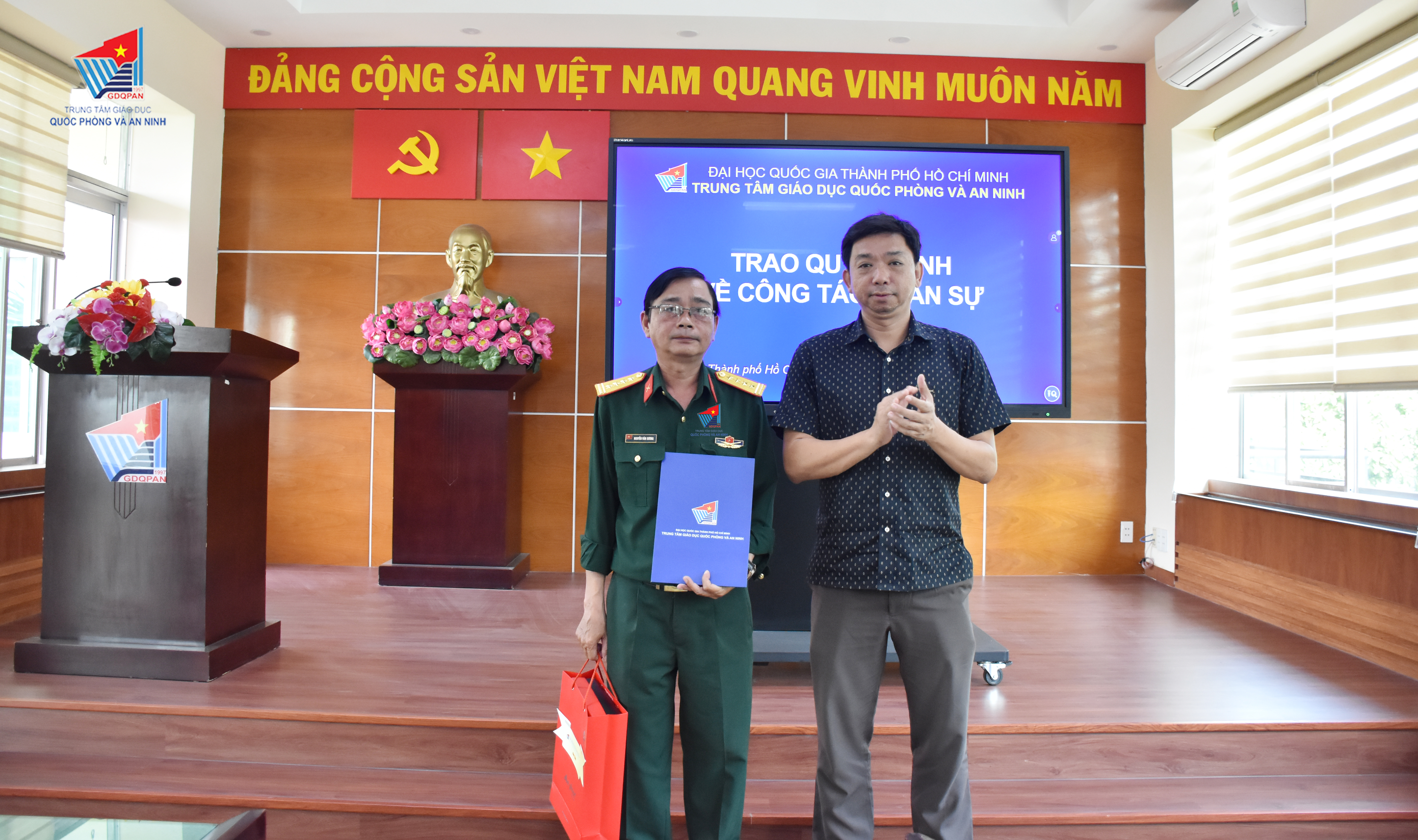 Lễ trao quyết định về công tác nhân sự cho sĩ quan biệt phái