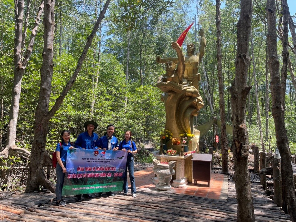 Hành trình về nguồn, hành trình tiếp nối ngọn lửa truyền thống