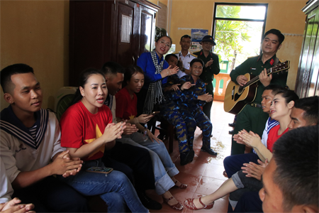 Đoàn đại biểu Quân khu 7 và các đơn vị kết thúc tốt đẹp chuyến thăm cán bộ, chiến sĩ và nhân dân huyện đảo Trường Sa