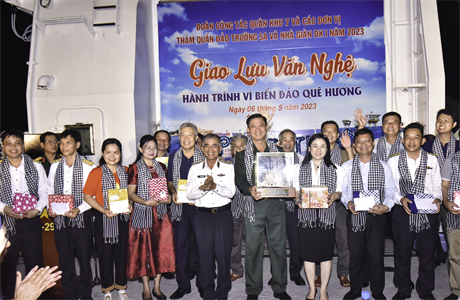 Đoàn đại biểu Quân khu 7 và các đơn vị kết thúc tốt đẹp chuyến thăm cán bộ, chiến sĩ và nhân dân huyện đảo Trường Sa