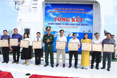 Đoàn đại biểu Quân khu 7 và các đơn vị kết thúc tốt đẹp chuyến thăm cán bộ, chiến sĩ và nhân dân huyện đảo Trường Sa
