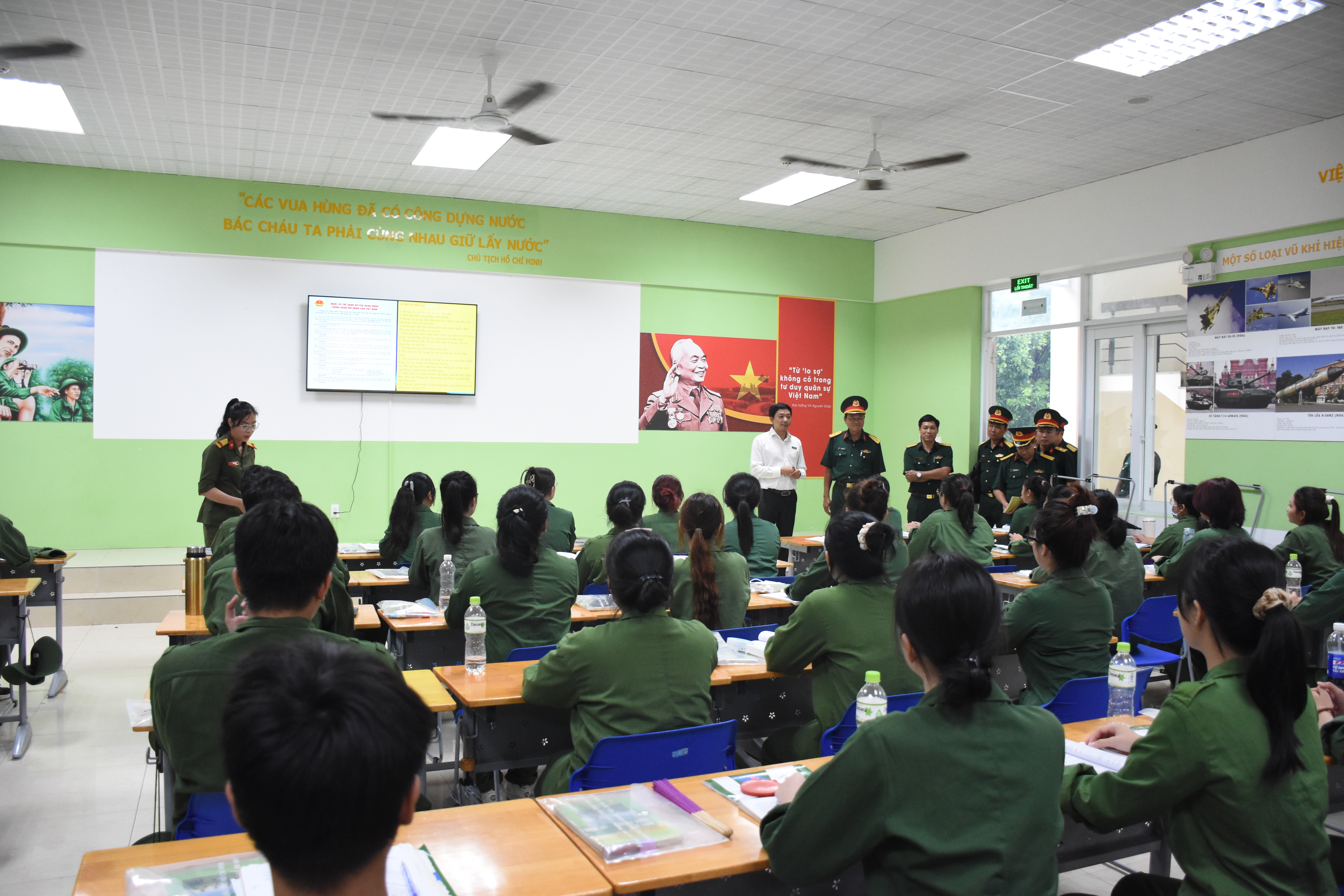 Đoàn công tác Trường Quân sự Quân khu 7 đến tham quan, học tập thực tế tại Trung tâm