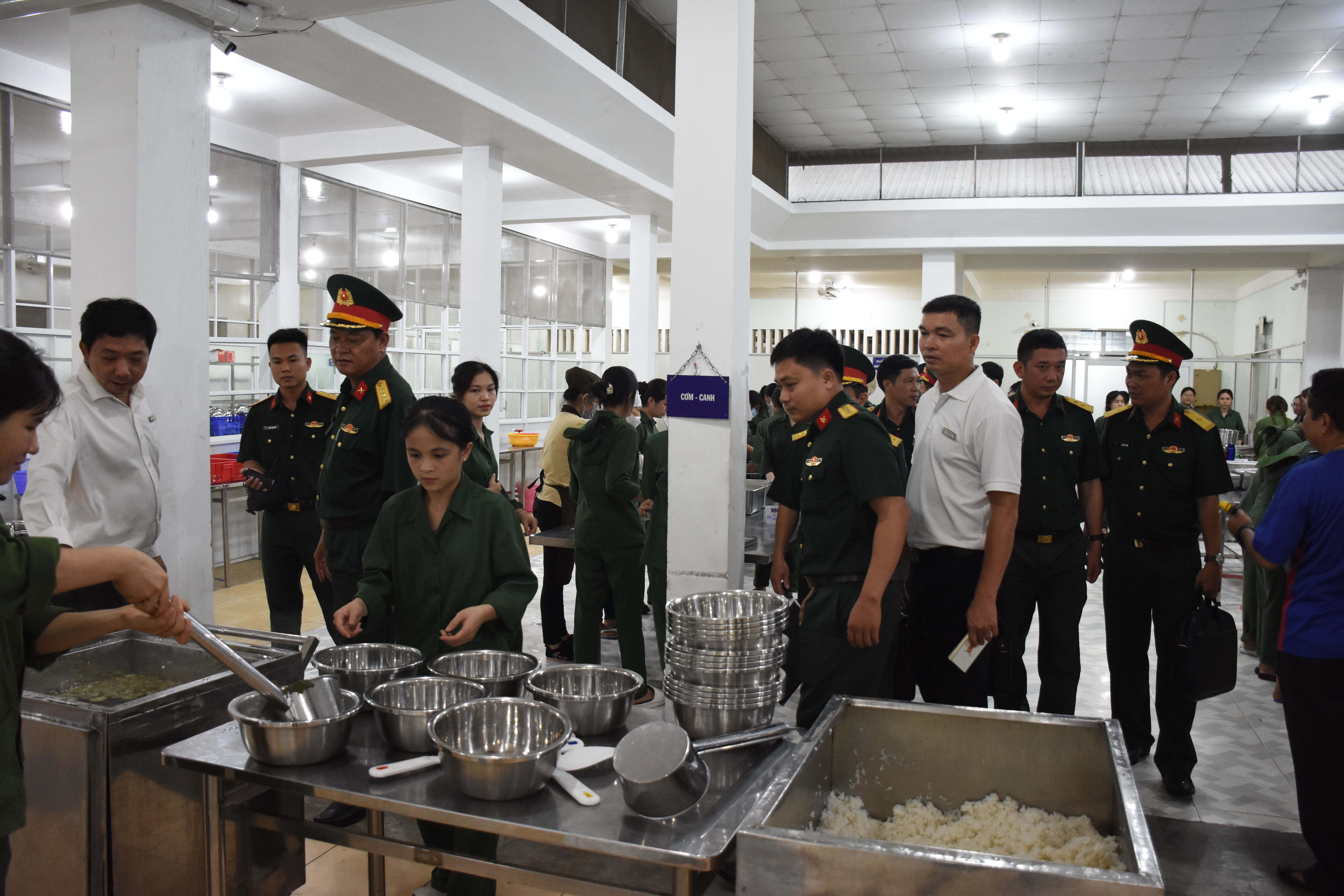Đoàn công tác Trường Quân sự Quân khu 7 đến tham quan, học tập thực tế tại Trung tâm