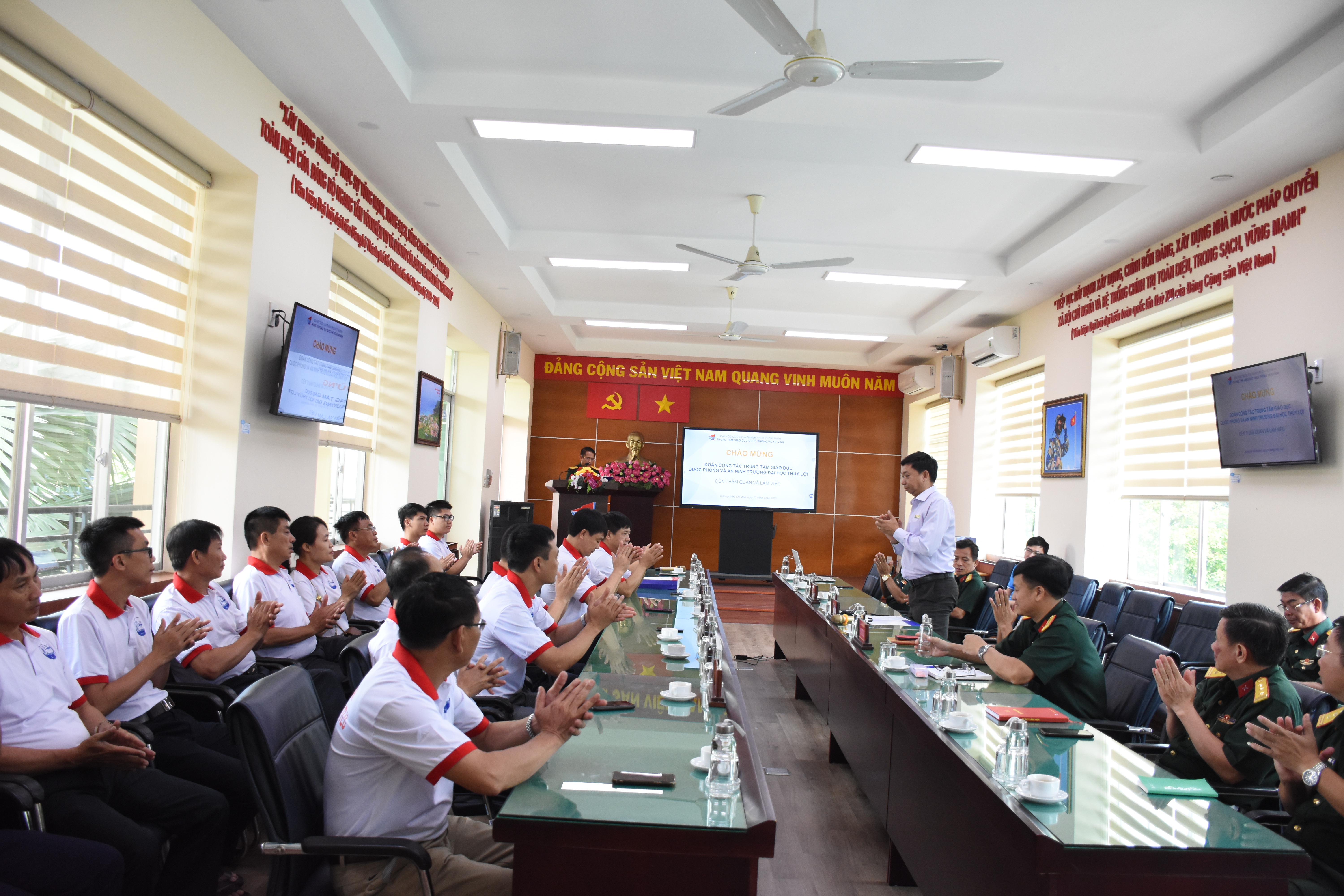 Đoàn công tác Trung tâm Giáo dục Quốc phòng và An ninh Trường Đại học Thuỷ Lợi đến tham quan, học tập thực tế tại Trung tâm Giáo dục Quốc phòng và An ninh Đại học Quốc gia Thành phố Hồ Chí Minh