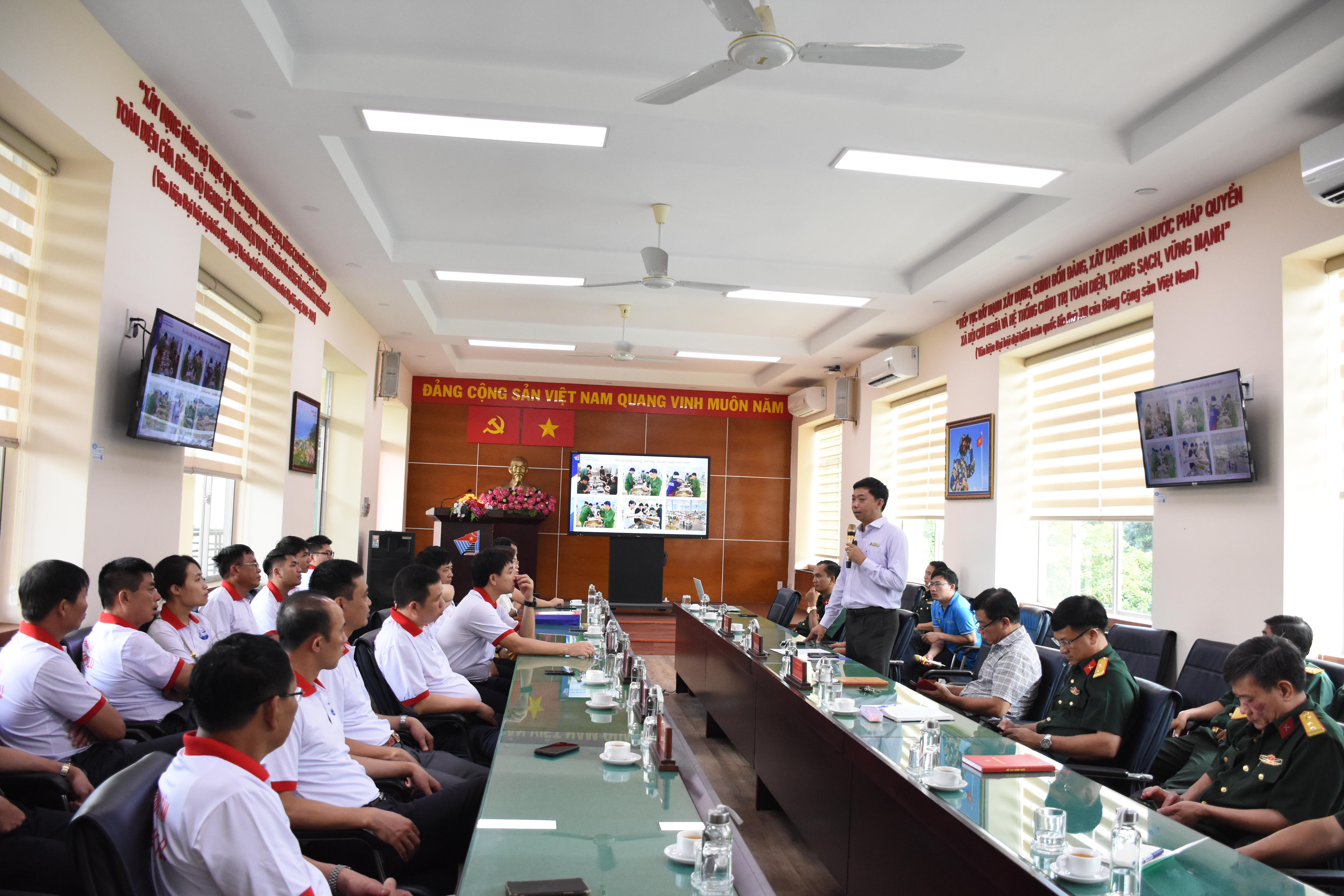 Đoàn công tác Trung tâm Giáo dục Quốc phòng và An ninh Trường Đại học Thuỷ Lợi đến tham quan, học tập thực tế tại Trung tâm Giáo dục Quốc phòng và An ninh Đại học Quốc gia Thành phố Hồ Chí Minh
