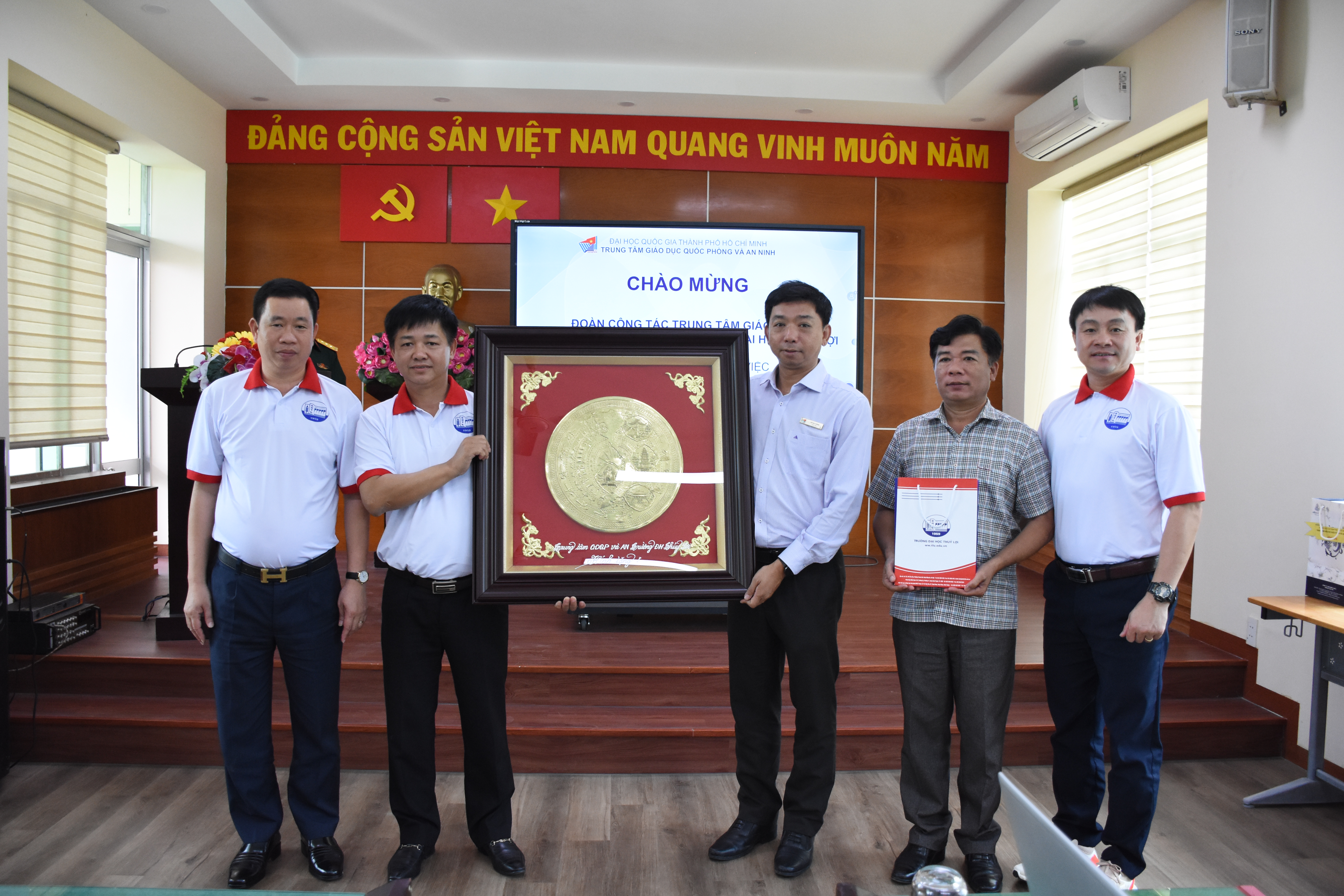Đoàn công tác Trung tâm Giáo dục Quốc phòng và An ninh Trường Đại học Thuỷ Lợi đến tham quan, học tập thực tế tại Trung tâm Giáo dục Quốc phòng và An ninh Đại học Quốc gia Thành phố Hồ Chí Minh