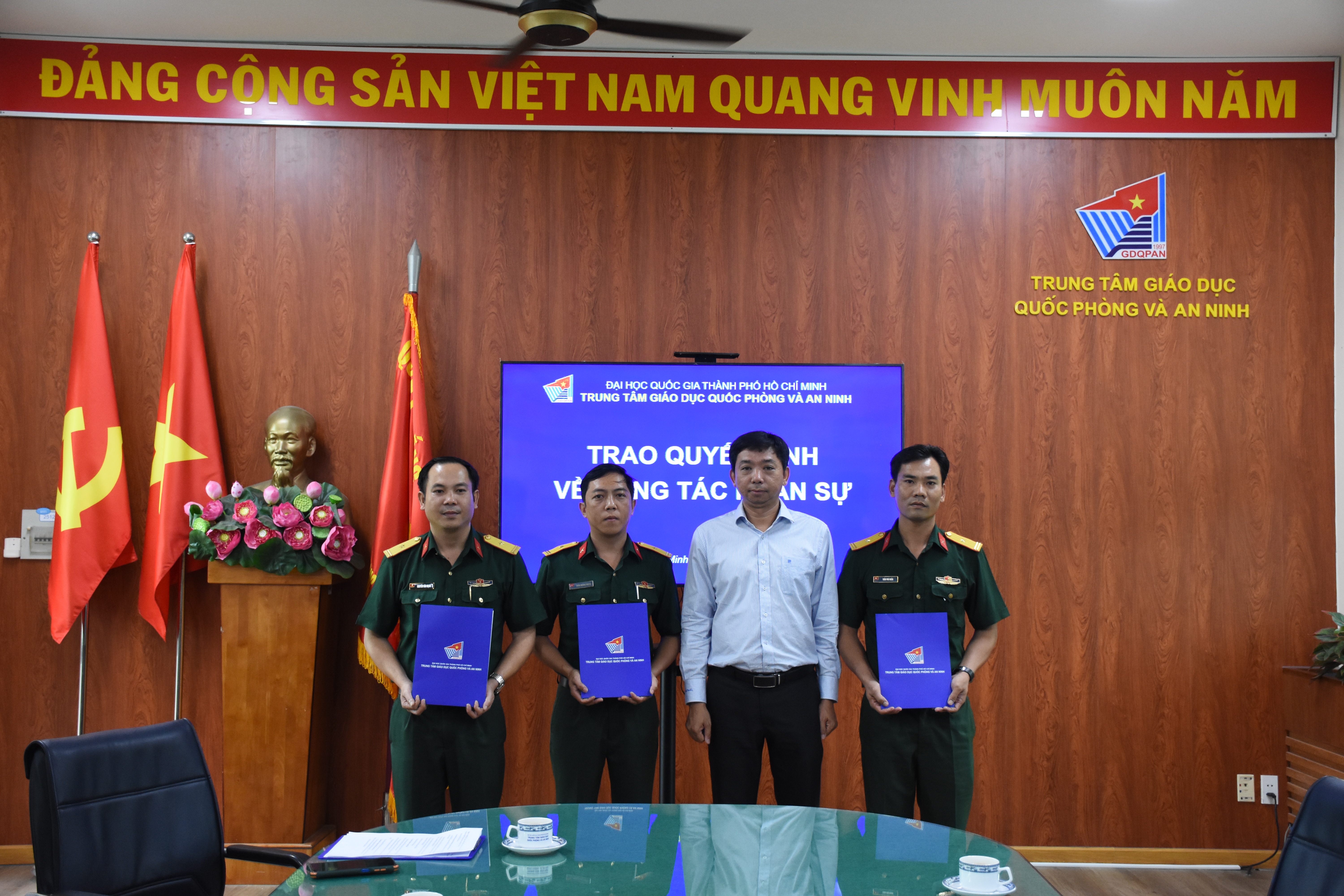 Trao Quyết định công tác nhân sự