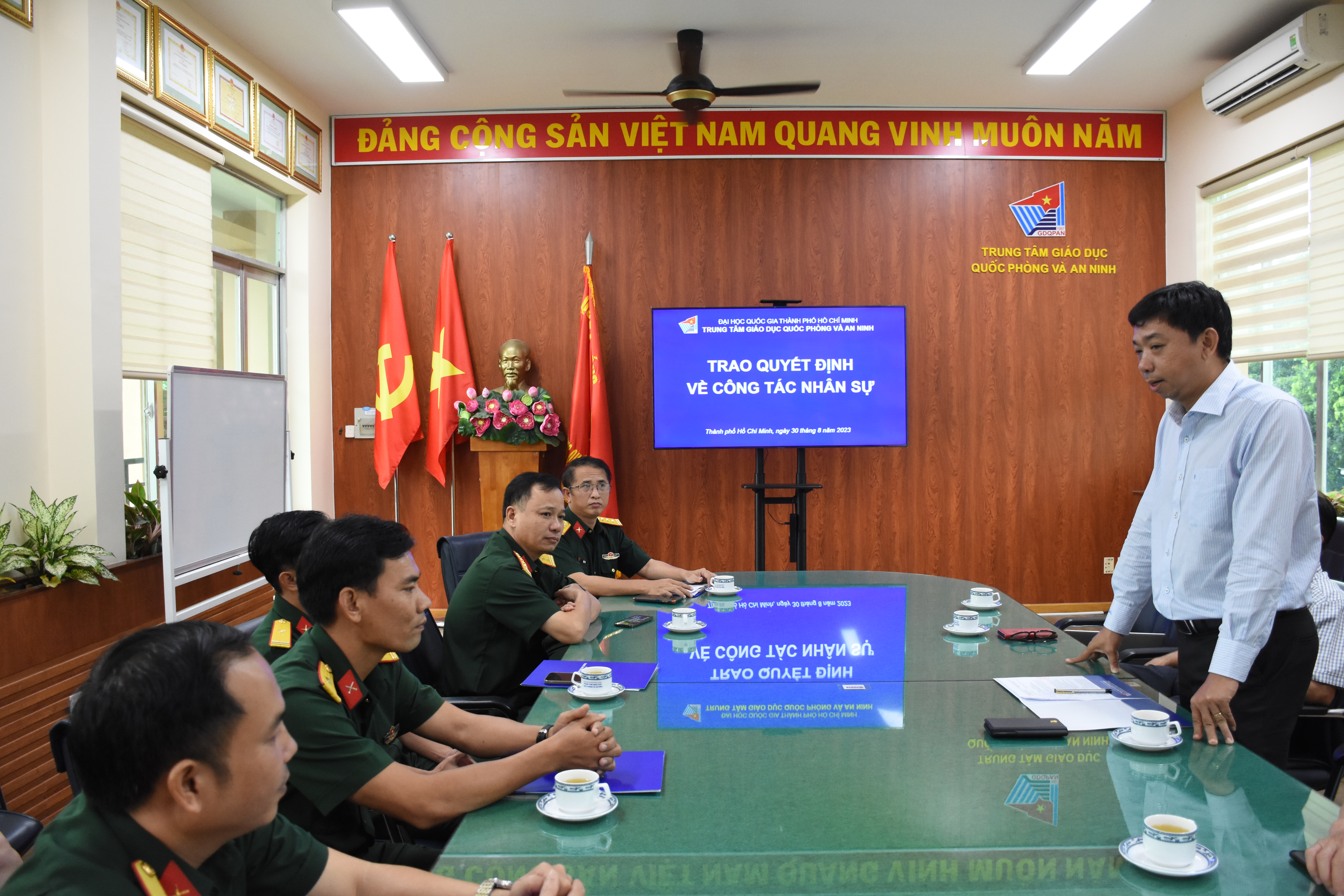 Trao Quyết định công tác nhân sự