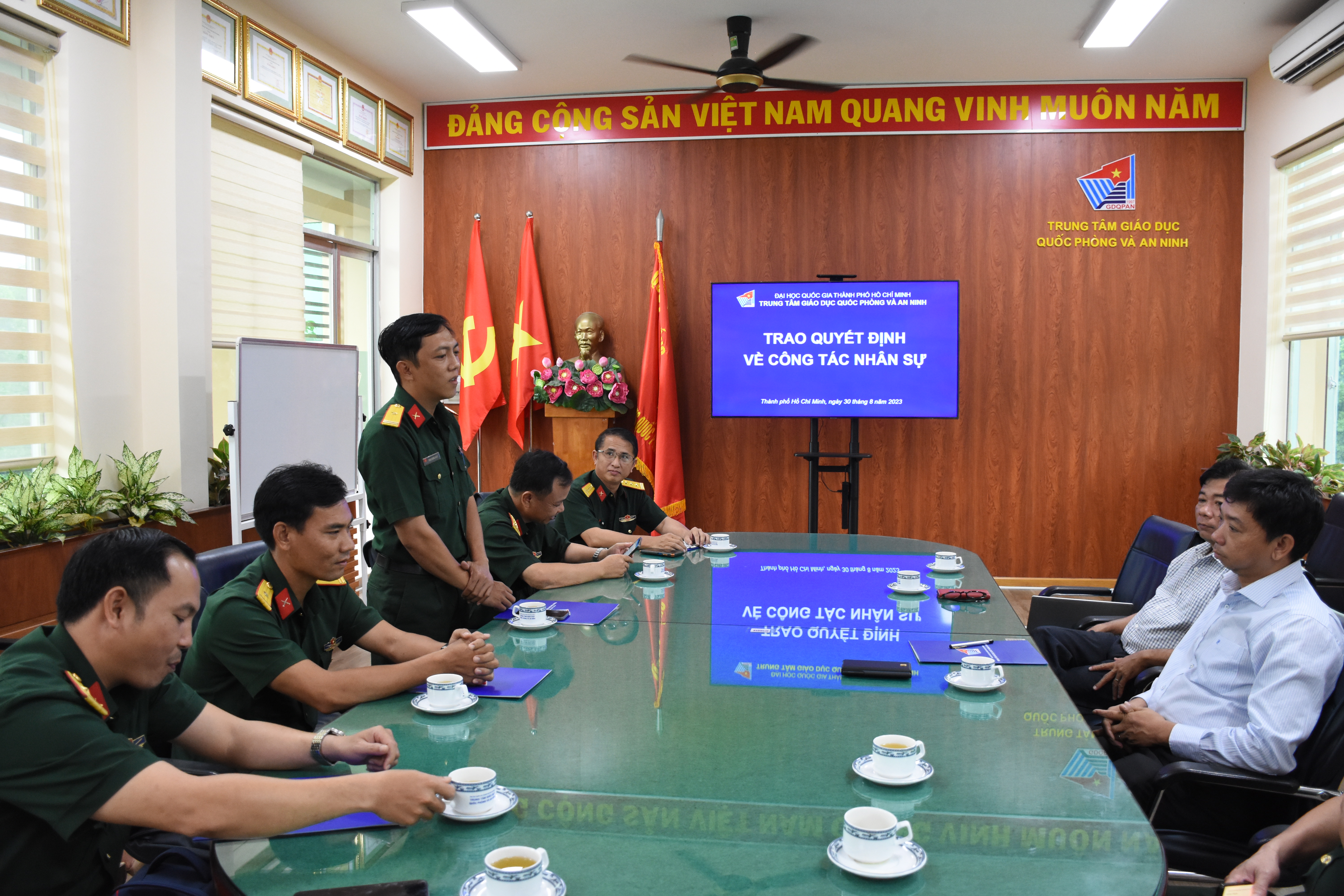 Trao Quyết định công tác nhân sự