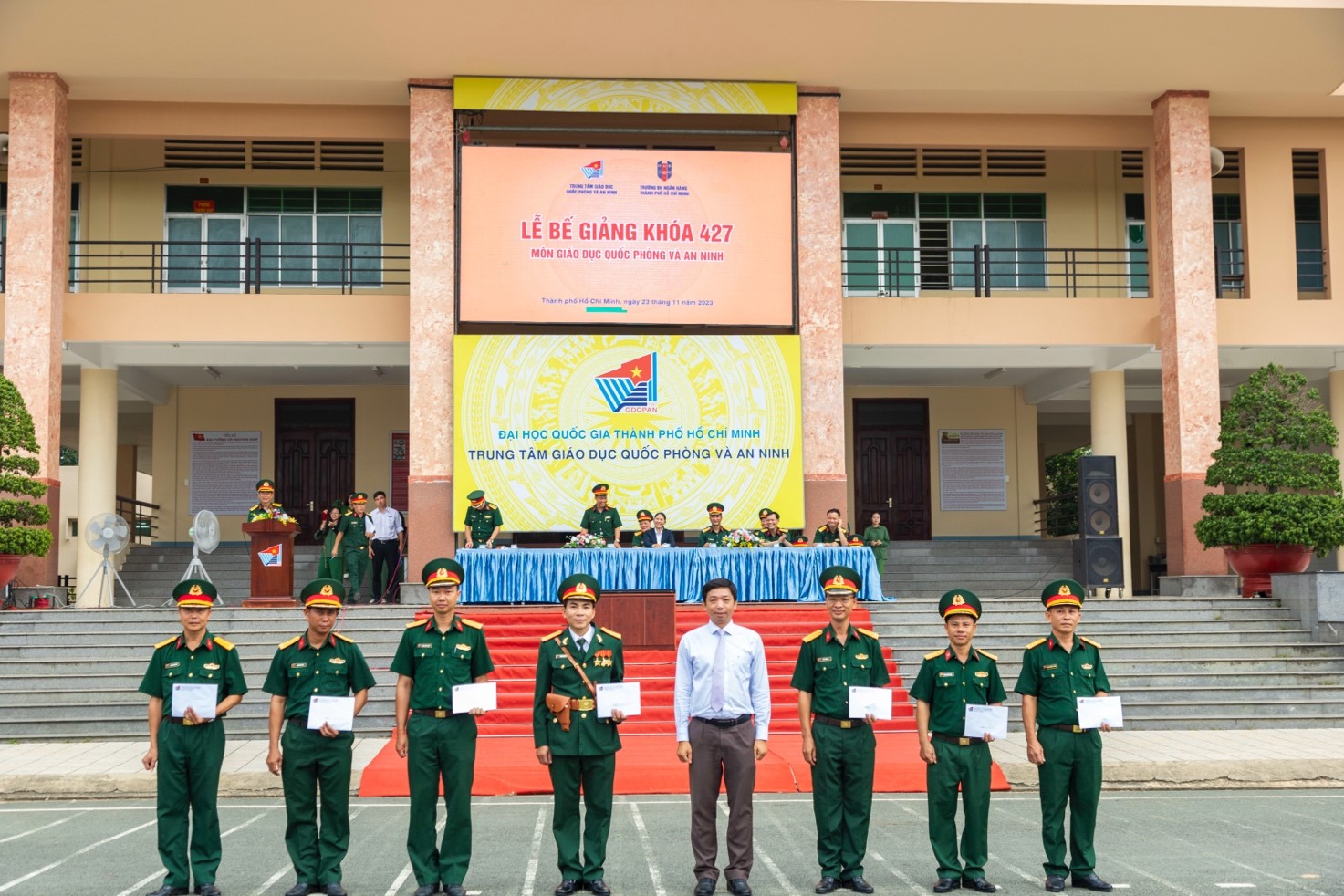 Bế giảng khóa học Giáo dục Quốc phòng và An ninh Khóa 427