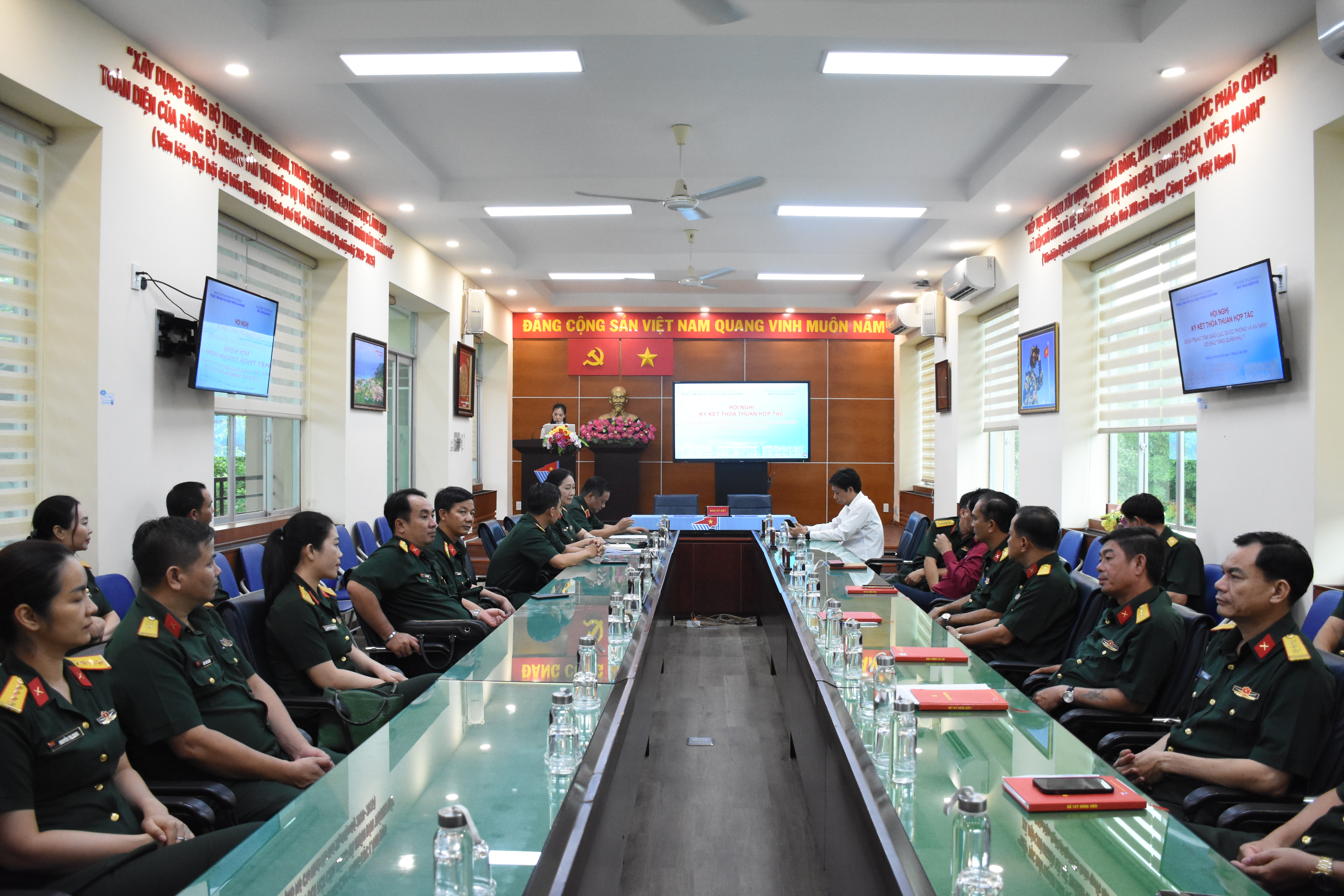 Hội nghị ký kêt thỏa thuận hợp tác giữa Trung tâm Giáo dục Quốc phòng và An ninh với Bảo tàng Quân khu 7