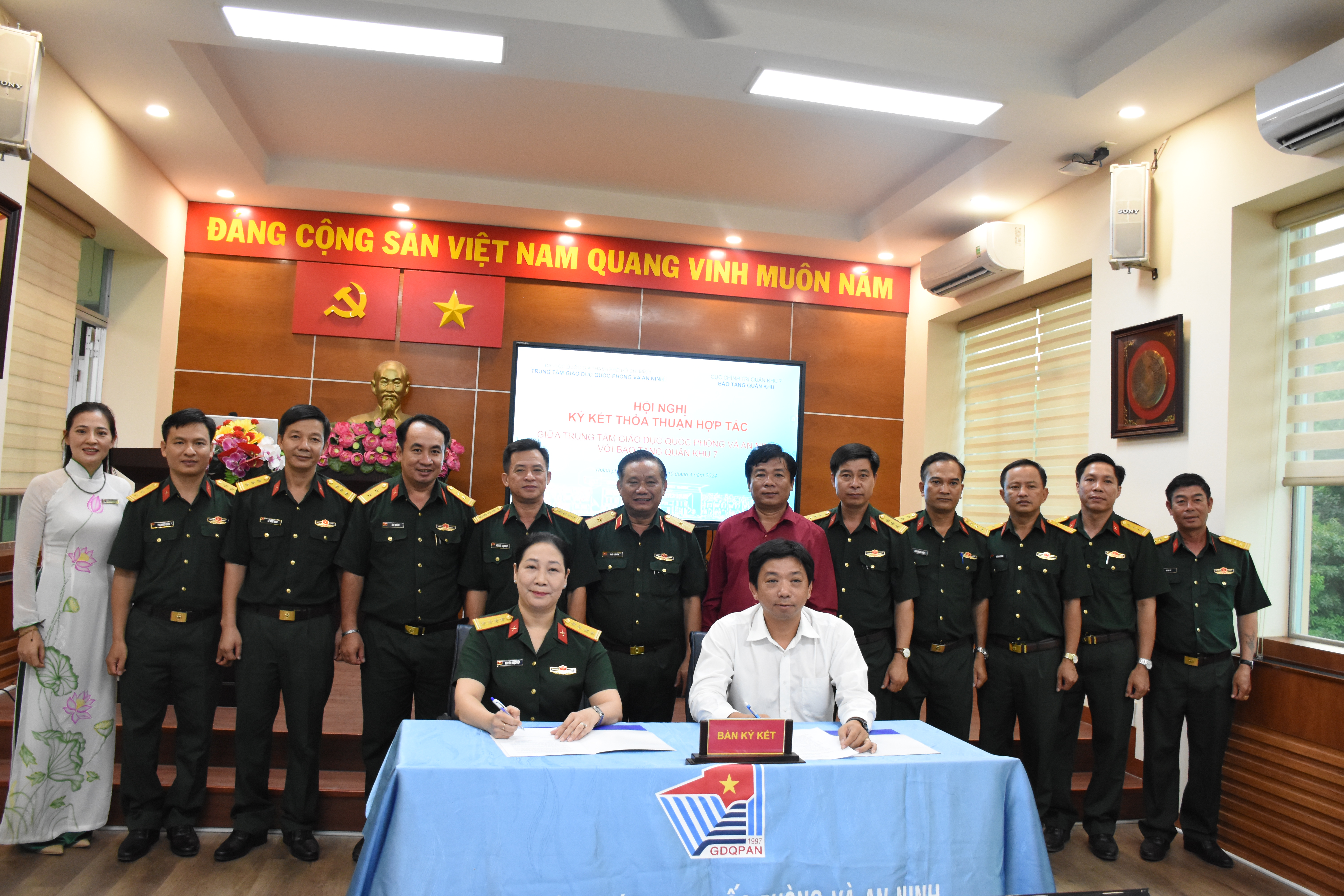 Hội nghị ký kêt thỏa thuận hợp tác giữa Trung tâm Giáo dục Quốc phòng và An ninh với Bảo tàng Quân khu 7
