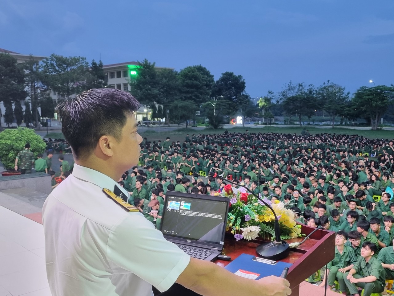 Phòng Quản lý sinh viên, Trung tâm giáo dục quốc phòng và an ninh, ĐHQGHCM phối hợp với Lữ đoàn 125, Vùng 2 Hải quân tổ chức thông tin thời sự cho sinh viên Khóa 435.