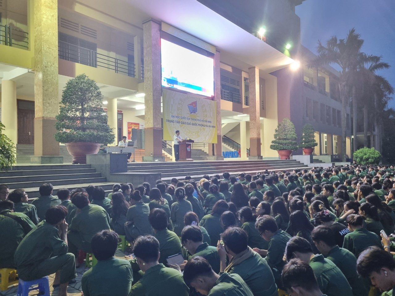 Phòng Quản lý sinh viên, Trung tâm giáo dục quốc phòng và an ninh, ĐHQGHCM phối hợp với Lữ đoàn 125, Vùng 2 Hải quân tổ chức thông tin thời sự cho sinh viên Khóa 435.