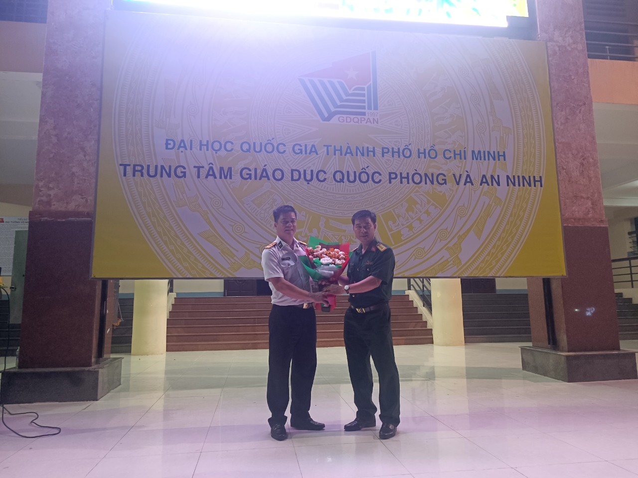 Phòng Quản lý sinh viên, Trung tâm giáo dục quốc phòng và an ninh, ĐHQGHCM phối hợp với Lữ đoàn 125, Vùng 2 Hải quân tổ chức thông tin thời sự cho sinh viên Khóa 435.