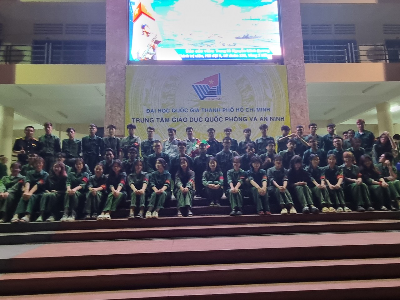Phòng Quản lý sinh viên, Trung tâm giáo dục quốc phòng và an ninh, ĐHQGHCM phối hợp với Lữ đoàn 125, Vùng 2 Hải quân tổ chức thông tin thời sự cho sinh viên Khóa 435.
