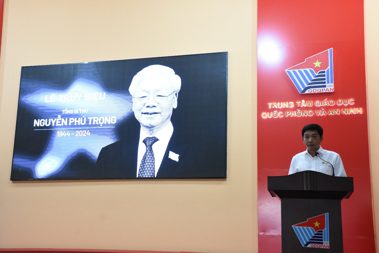 CÁN BỘ, GIẢNG VIÊN VÀ SINH VIÊN TRUNG TÂM GIÁO DỤC QUỐC PHÒNG VÀ AN NINH, ĐẠI HỌC QUỐC GIA HỒ CHÍ MINH ĐAU BUỒN, TIẾC THƯƠNG TRƯỚC SỰ RA ĐI CỦA ĐỒNG CHÍ TỔNG BÍ THƯ NGUYỄN PHÚ TRỌNG