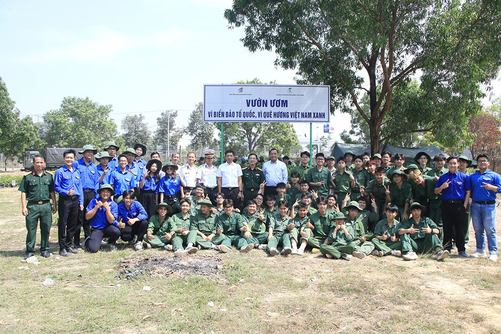 Trao tặng hơn 10.000 cây xanh