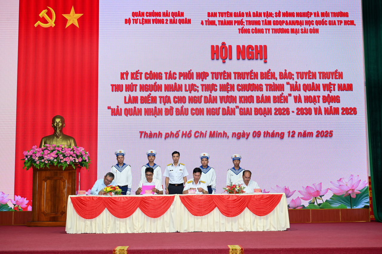 VÙNG 2 HẢI QUÂN KÝ KẾT CHƯƠNG TRÌNH PHỐI HỢP TUYÊN TRUYỀN BIỂN ĐẢO VÀ THU HÚT NGUỒN NHÂN LỰC