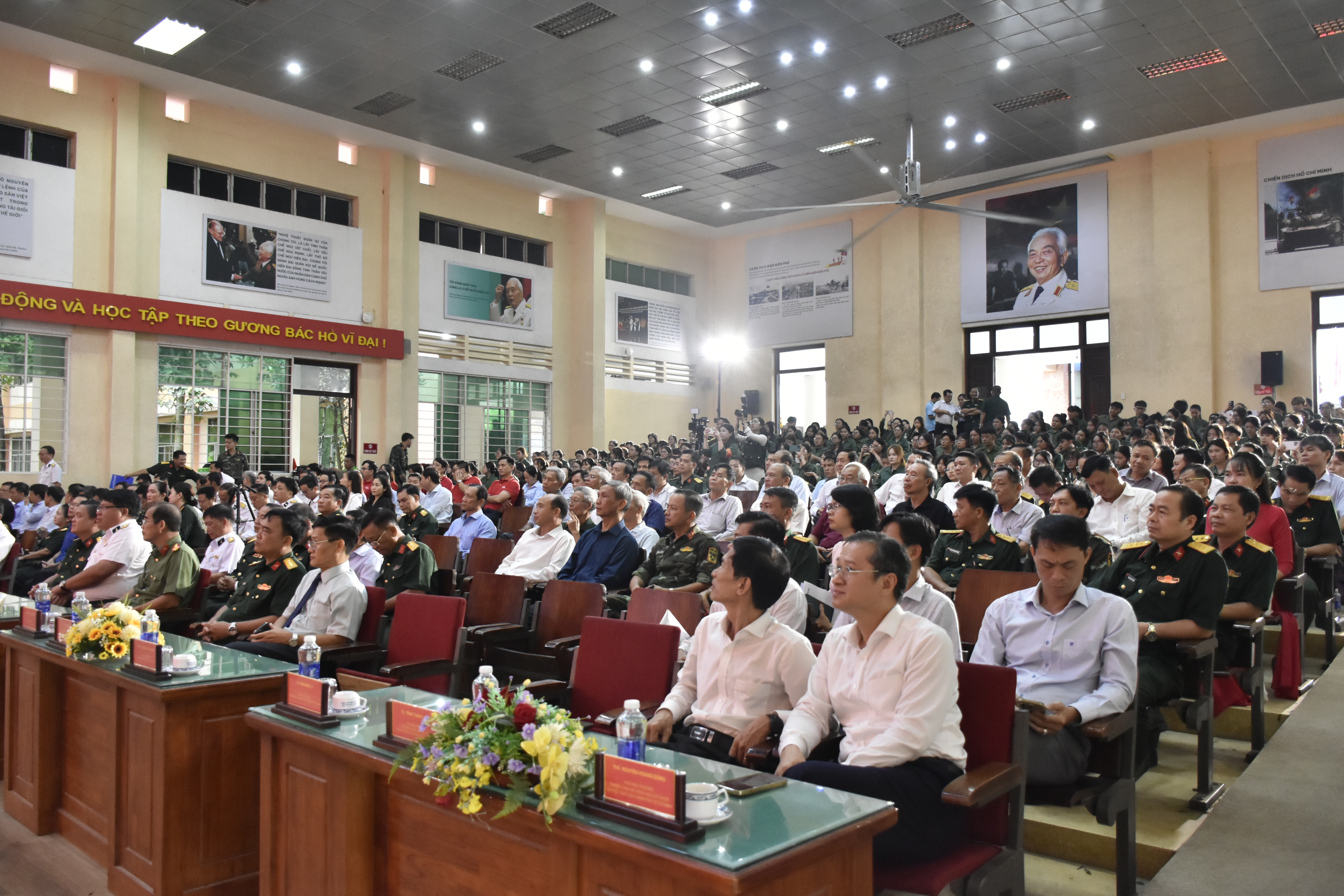 TRUNG TÂM GIÁO DỤC QUỐC PHÒNG VÀ AN NINH, ĐHQG-HCM TỔ CHỨC HỌP MẶT KỶ NIỆM 28 NĂM NGÀY TRUYỀN THỐNG (25/12/1997 – 25/12/2025)