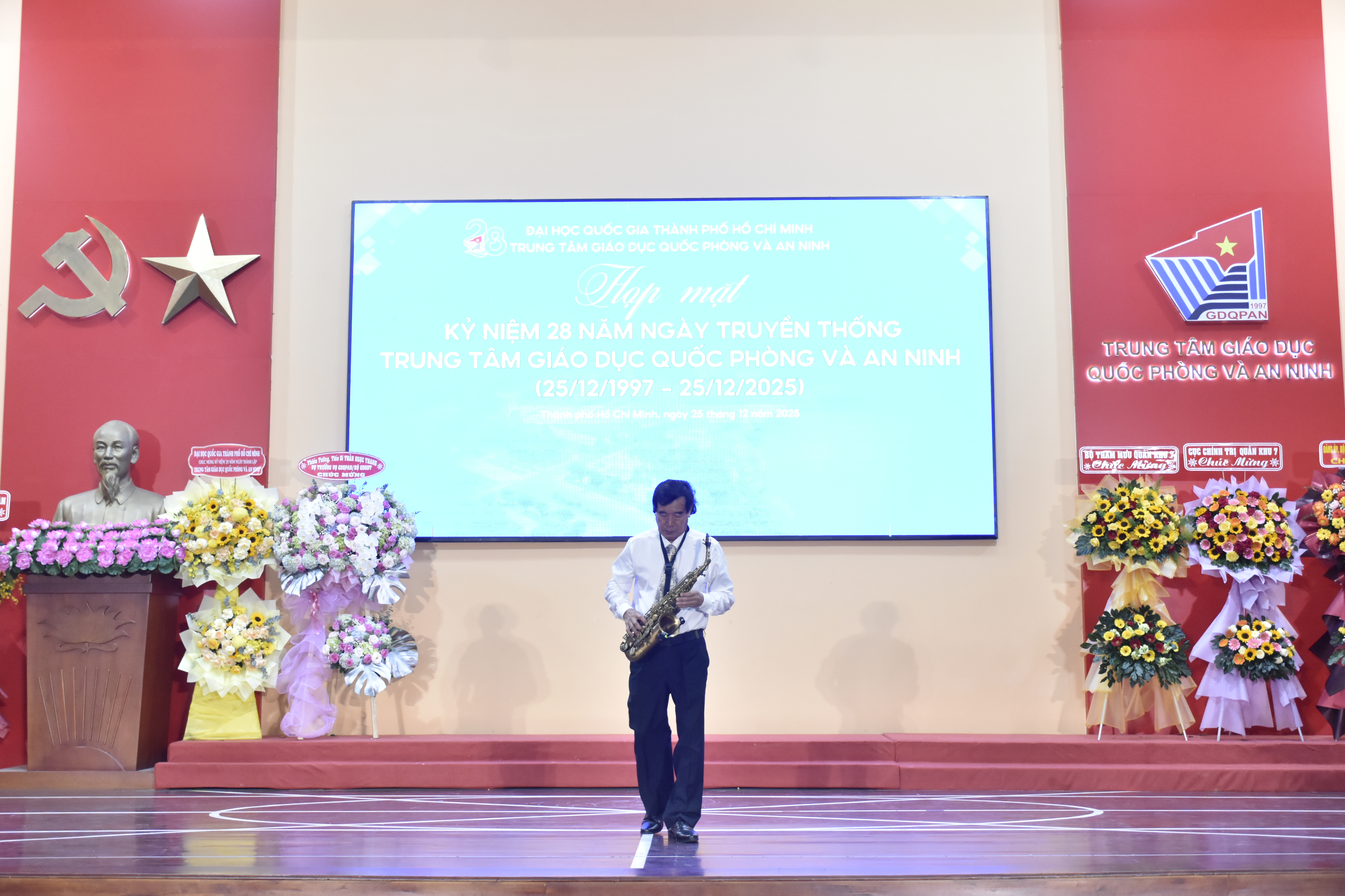 TRUNG TÂM GIÁO DỤC QUỐC PHÒNG VÀ AN NINH, ĐHQG-HCM TỔ CHỨC HỌP MẶT KỶ NIỆM 28 NĂM NGÀY TRUYỀN THỐNG (25/12/1997 – 25/12/2025)