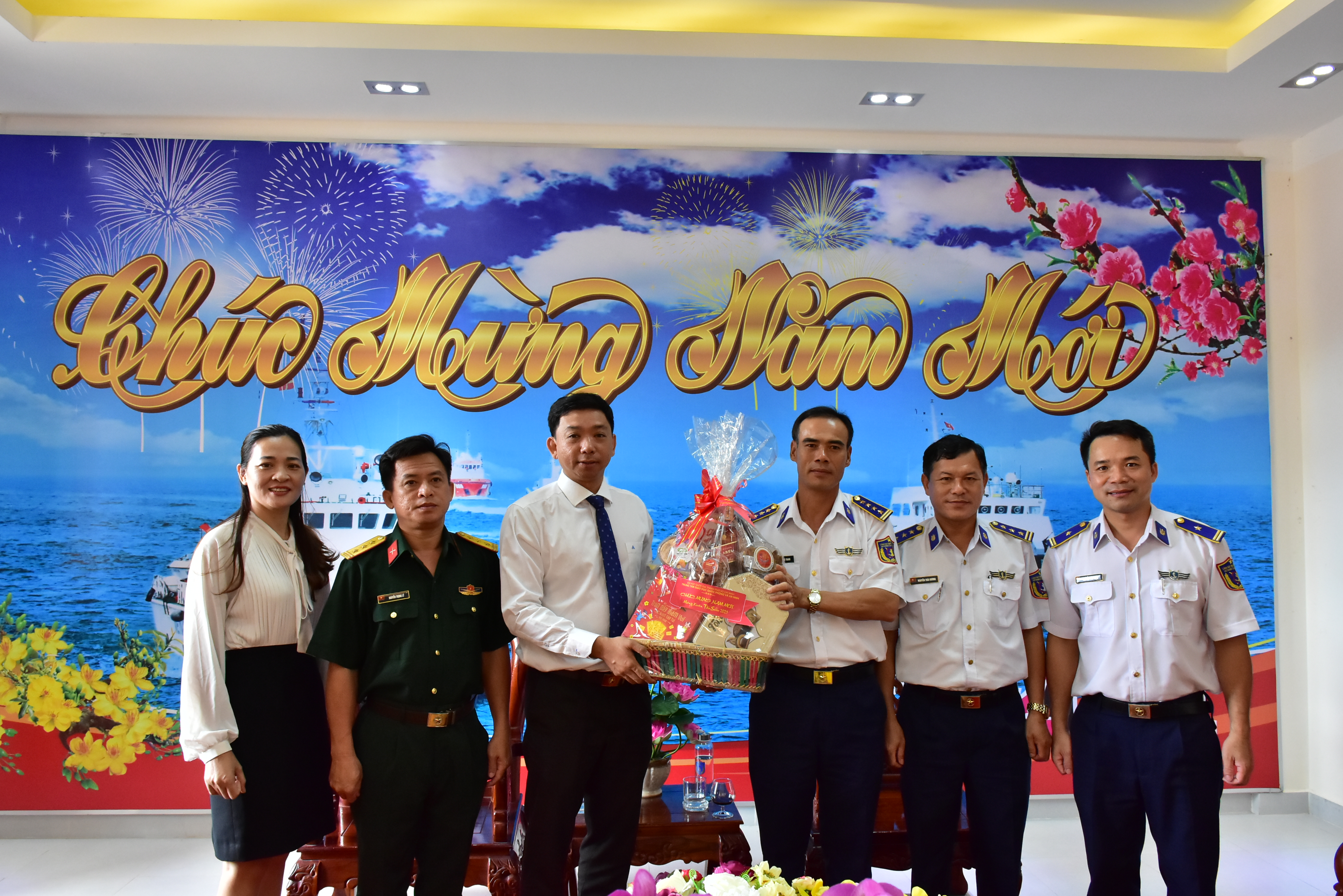 Thăm, chúc Tết quân và dân trên đảo Thổ Chu năm 2021