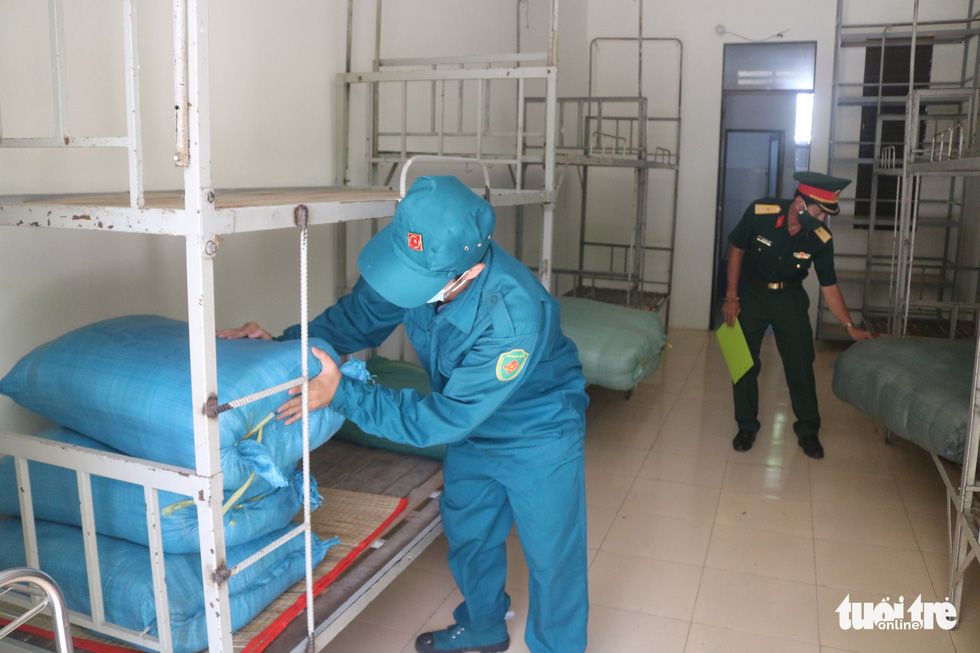 Trong đêm 27-5, Trung tâm Giáo dục quốc phòng - an ninh (ĐH Quốc gia TP.HCM) đã cấp tốc lập khu cách ly 600 giường và đón nhận 473 người vào cách ly ngay trong đêm.