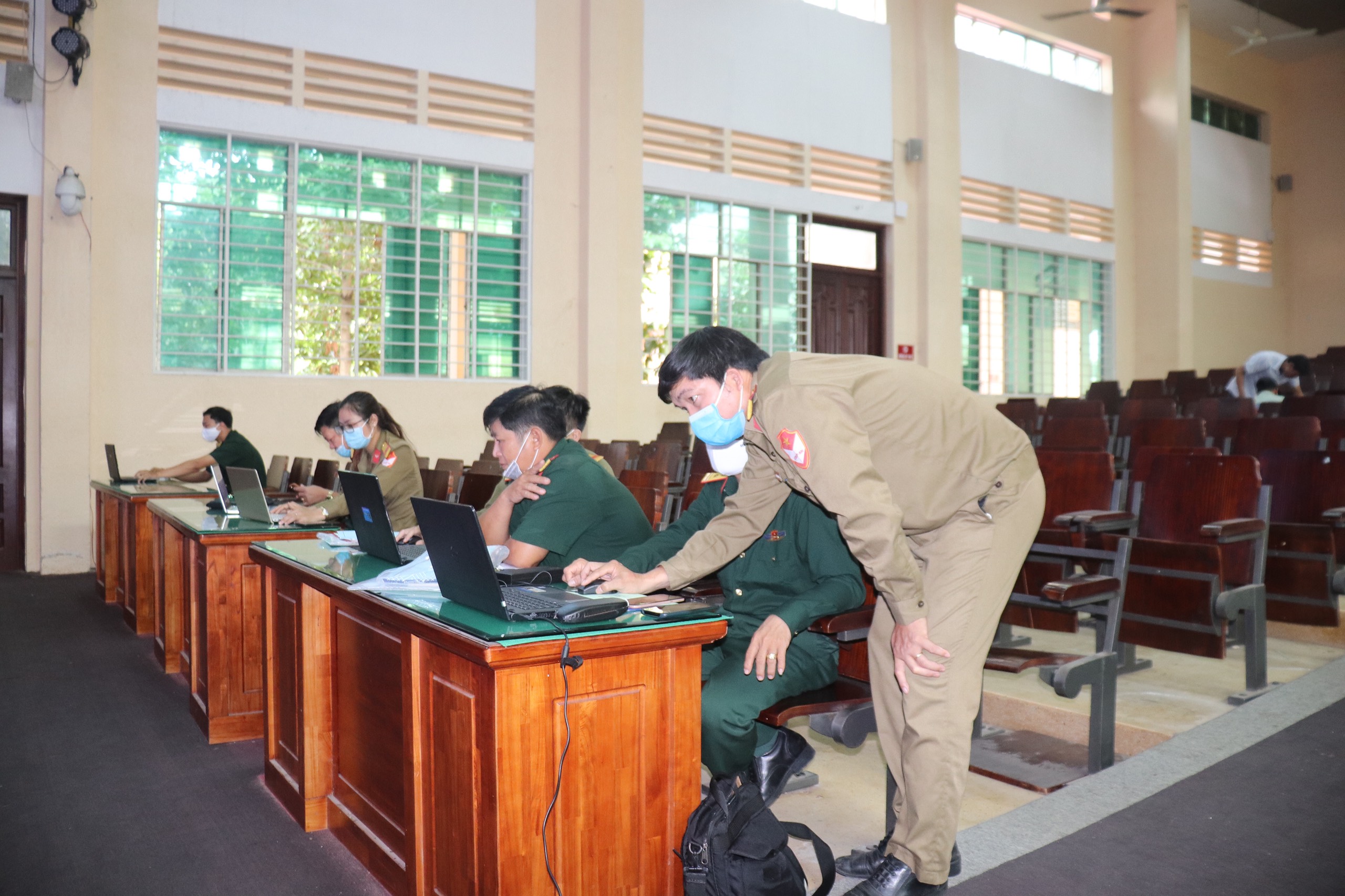 Phòng quản lý sinh viên tập huấn tổ chức biên chế trực tuyến cho giáo viên chủ nhiệm tiếp nhận sinh viên K398