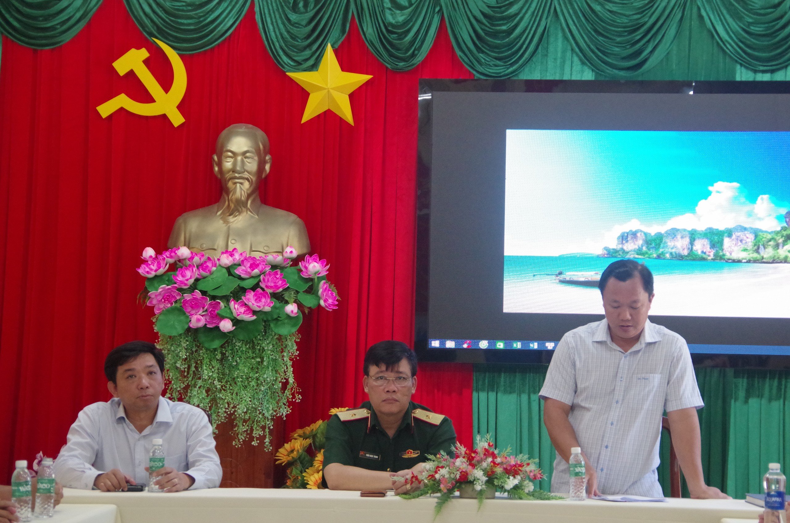 Đoàn công tác Trung tâm Giáo dục Quốc phòng và An ninh đi thăm, tặng quà , động viên cán bộ, chiến sĩ Trung đoàn 152/ Quân Khu 9 và xã đảo Thổ Châu Thành phố Phú Quốc tỉnh Kiên Giang